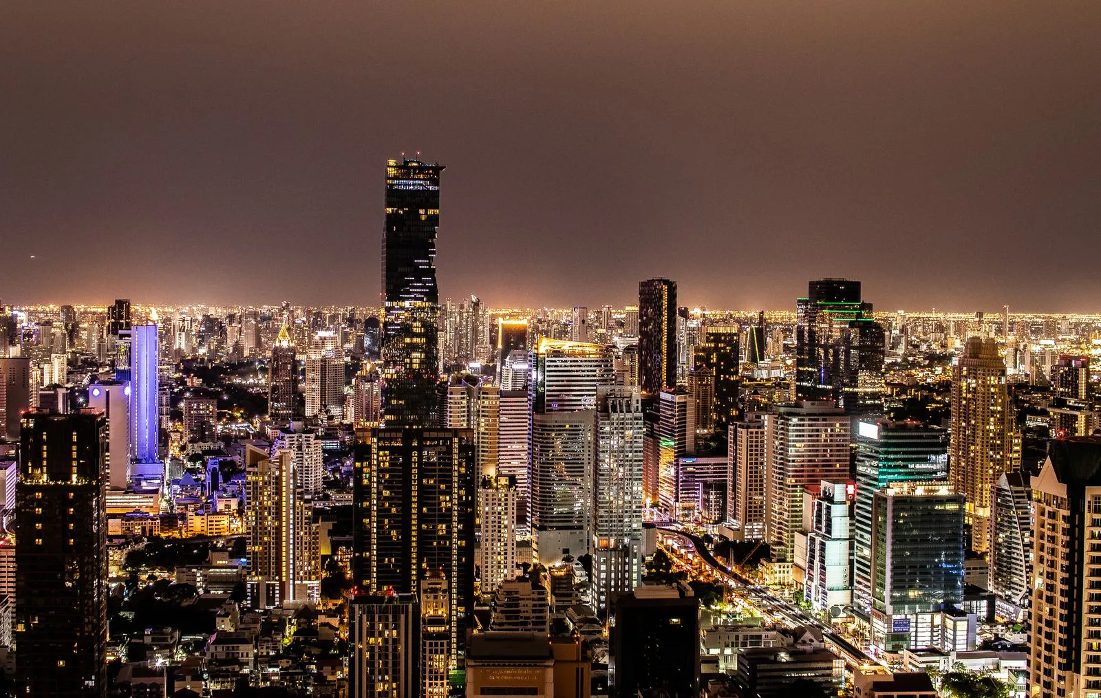 Bangkok iluminado de noche, Tailandia