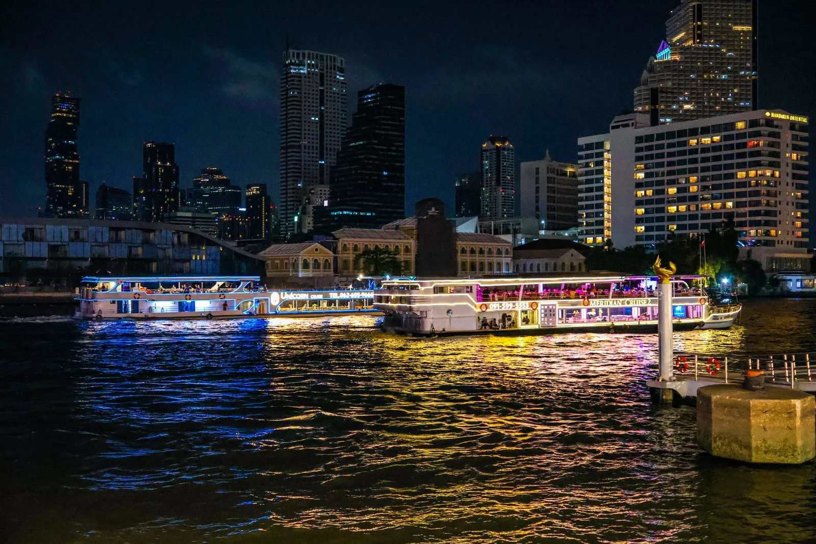Cena de bienvenida a bordo de un barco en el río Chao Phraya, Bangkok