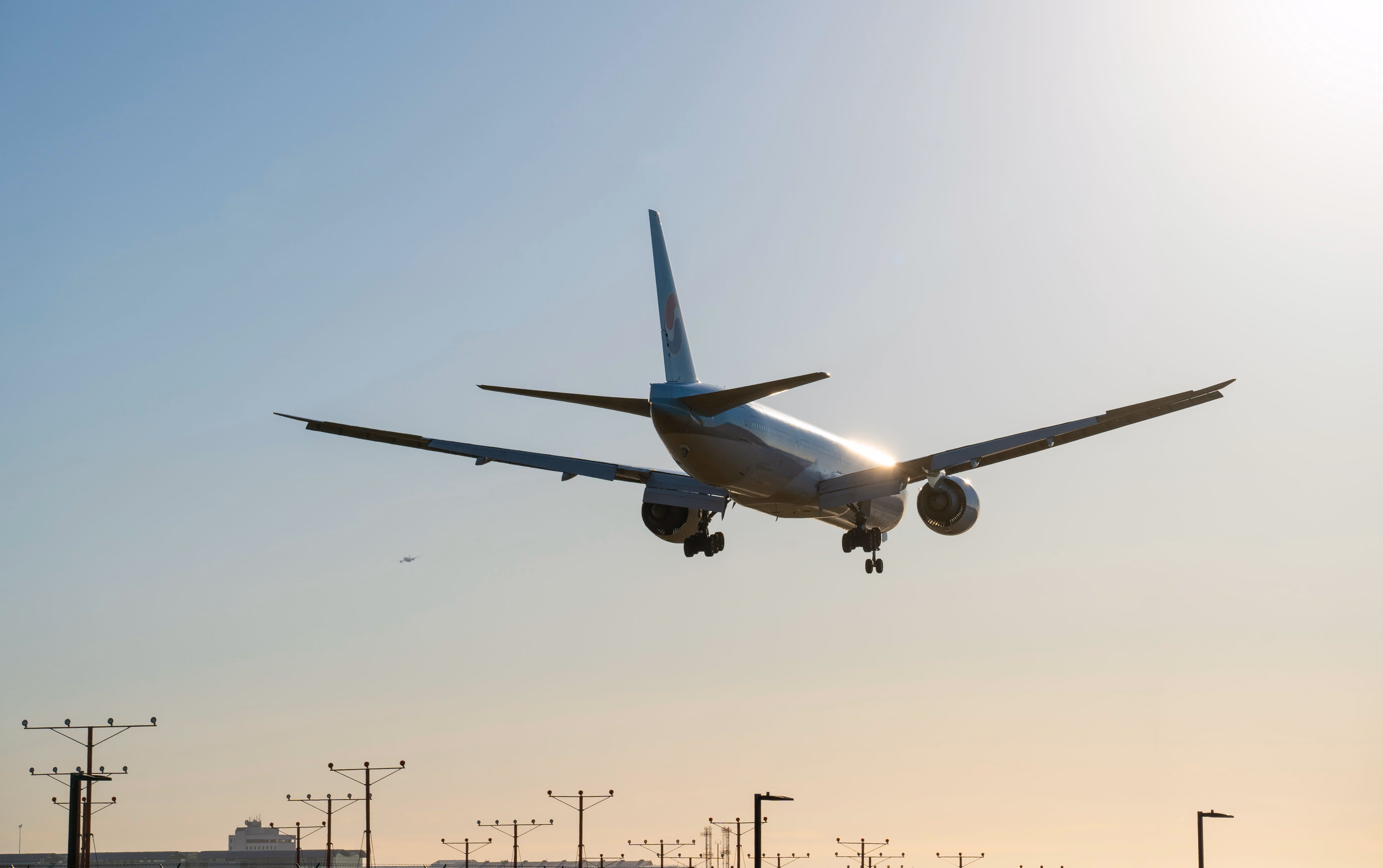 Avión aterrizando durante el atardecer, llegada de regreso