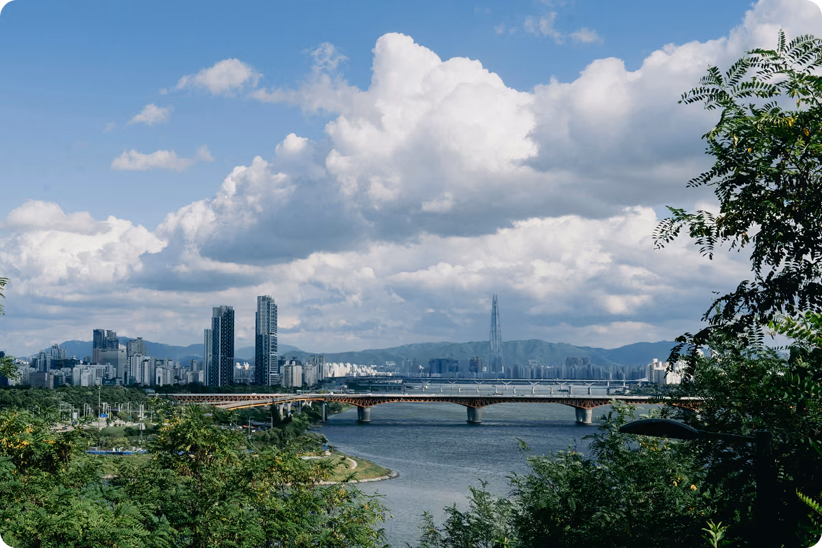 Vista del perfil urbano de Seúl junto al río Han