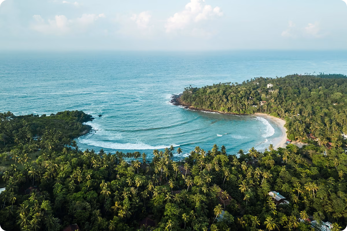 Vista aérea de una cala de playa tropical en Sri Lanka
