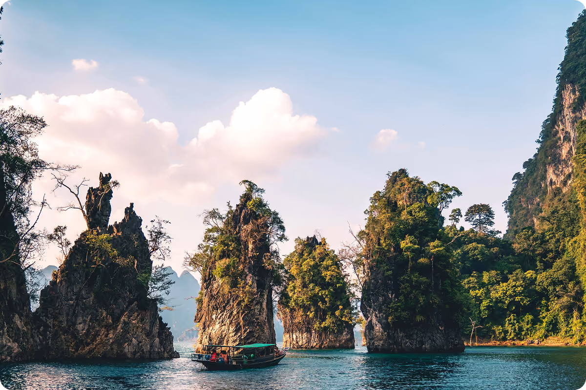 Laguna rodeada de formaciones kársticas en Tailandia