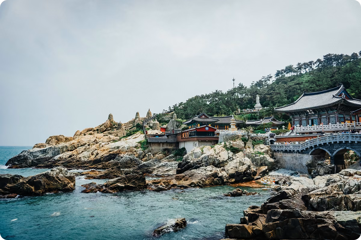 Templo Haedong Yonggungsa junto al mar en Busan
