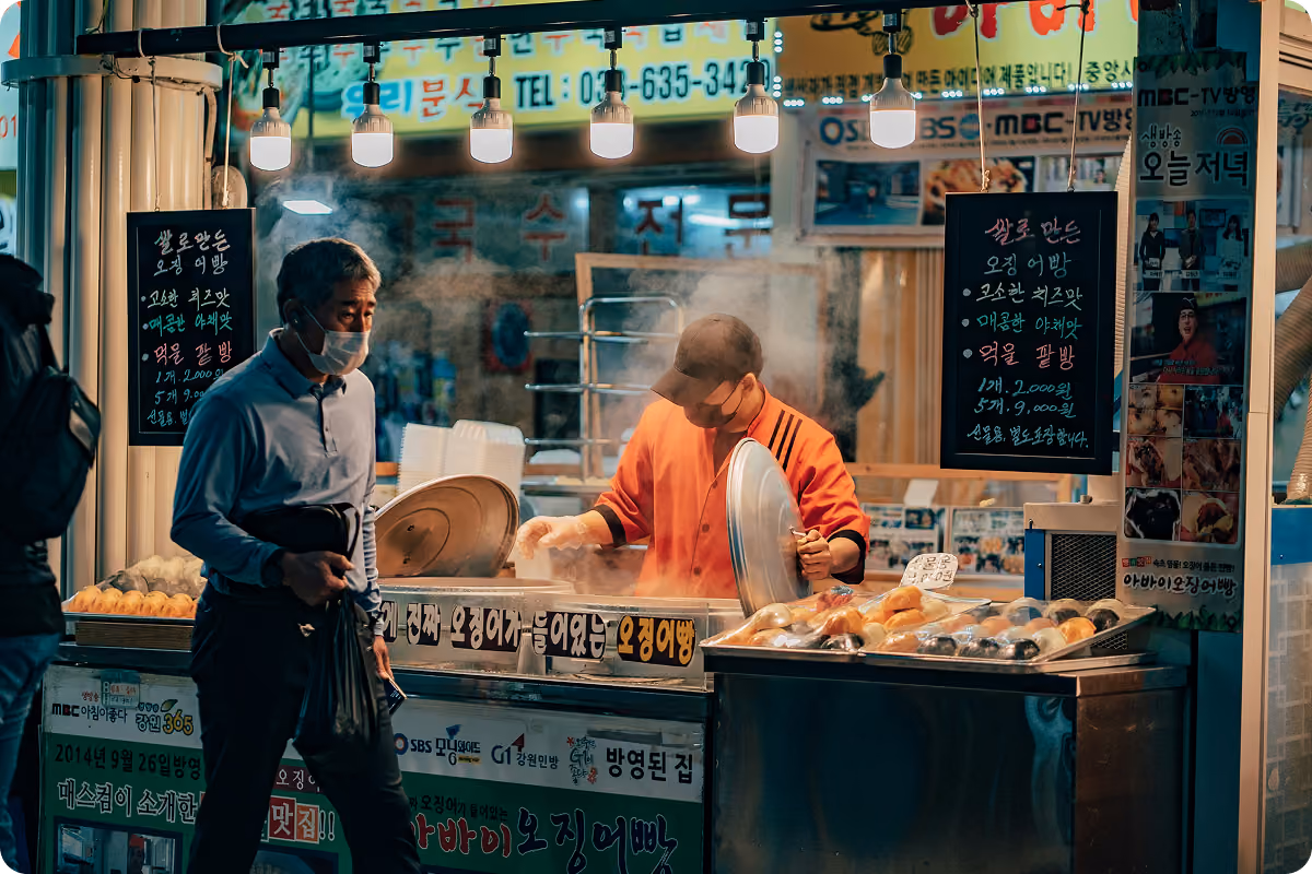 Puesto de comida callejera en un mercado nocturno de Corea del Sur