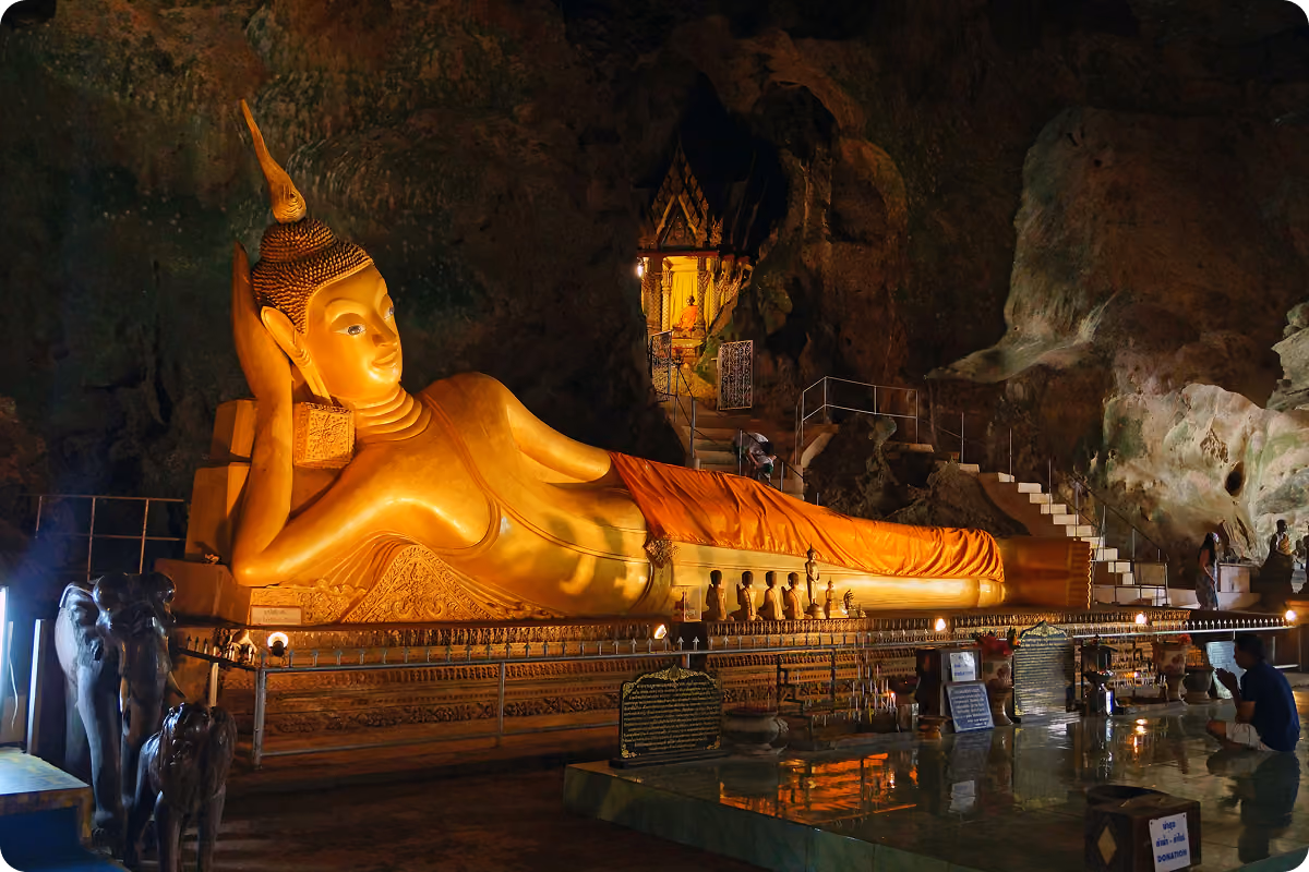 Buda reclinado dorado en el interior de una cueva en Tailandia