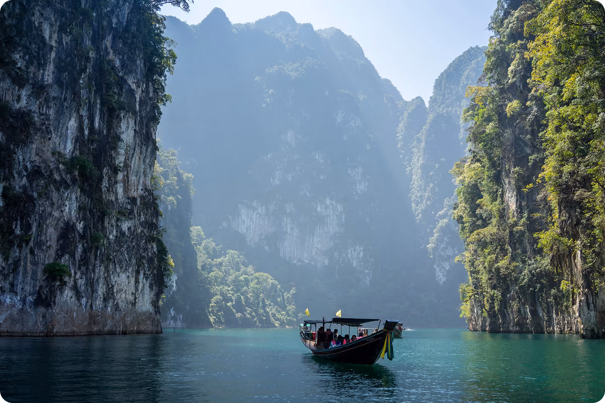 Barco longtail entre formaciones kársticas de Khao Sok, Tailandia