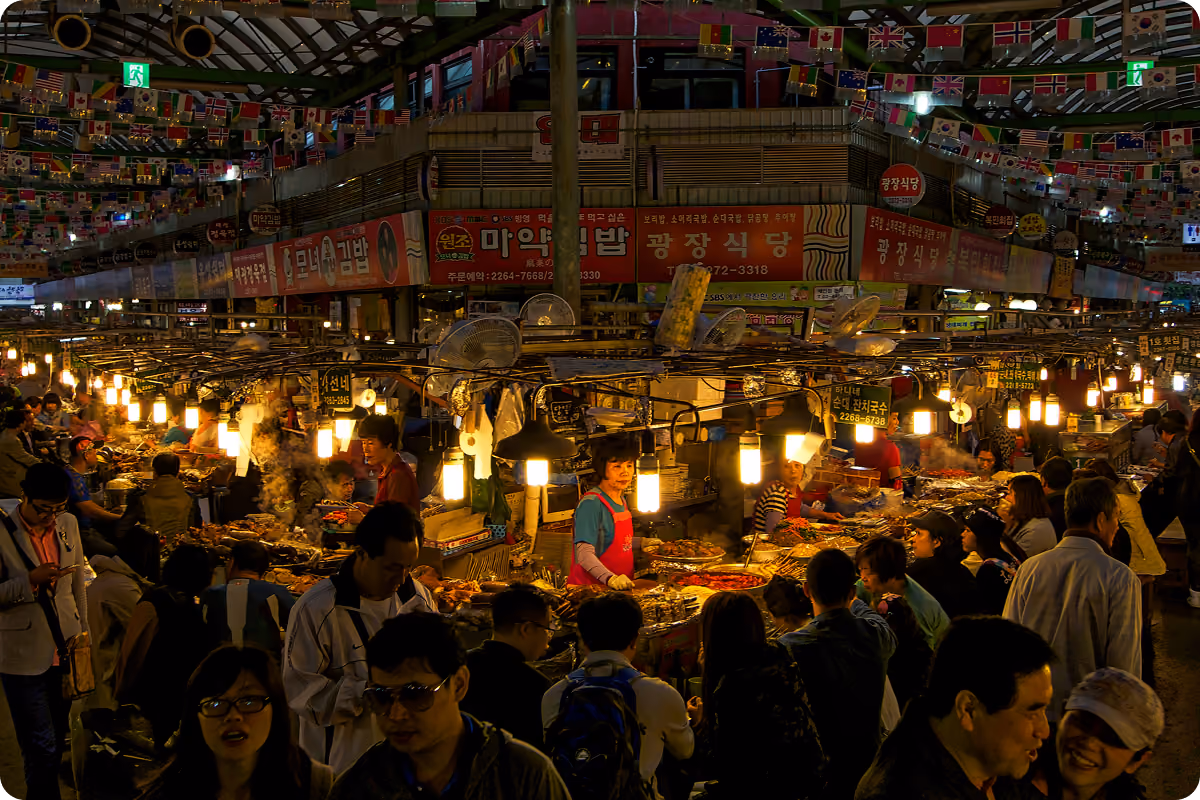 Interior del mercado Gwangjang con puestos de comida tradicional coreana