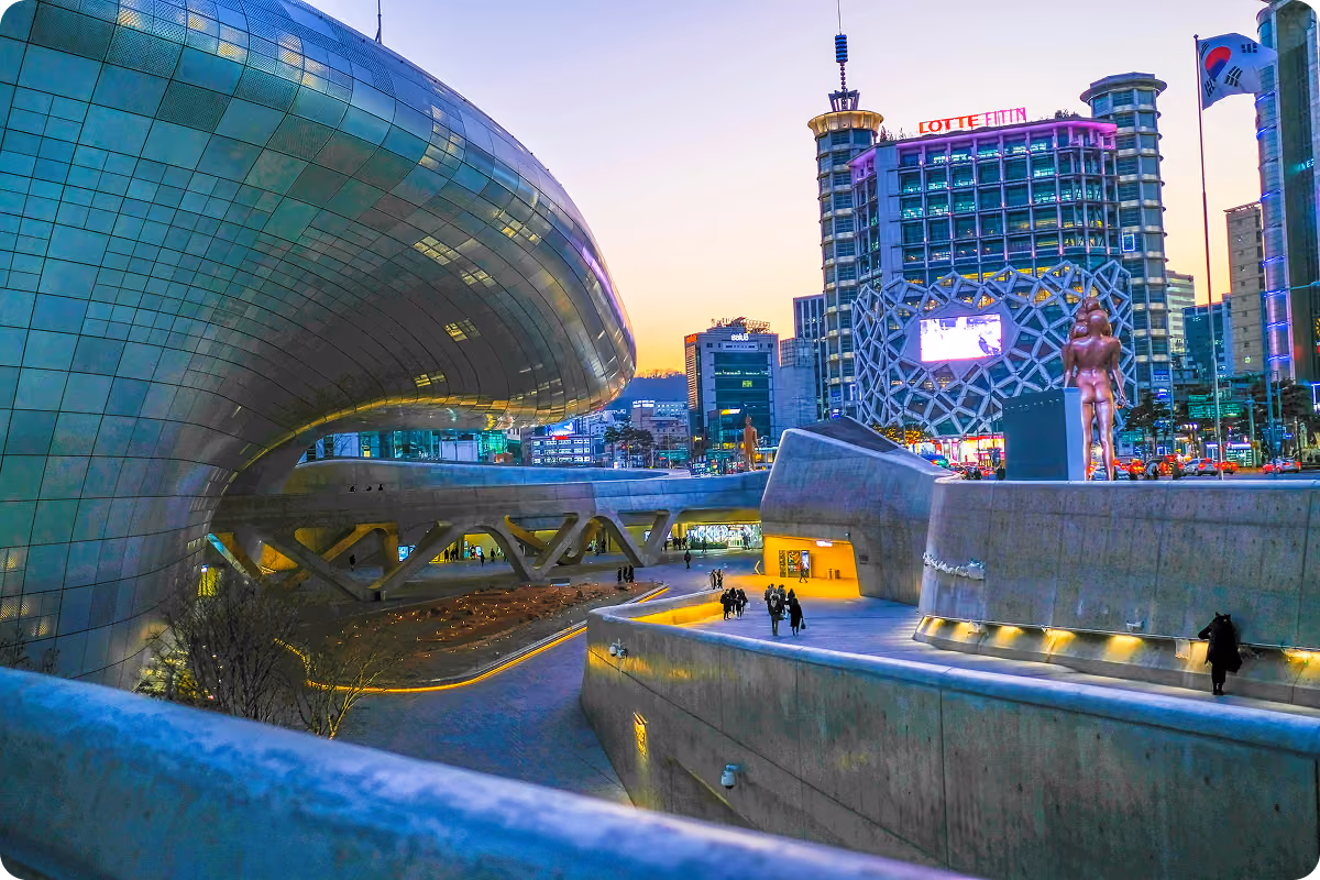 Dongdaemun Design Plaza iluminado al atardecer en Seúl
