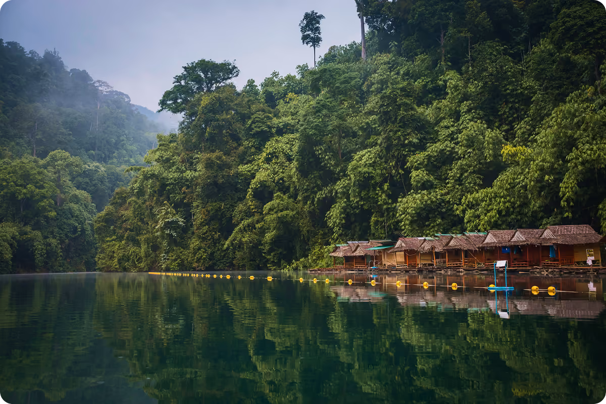 Bungalós flotantes sobre un lago en Tailandia