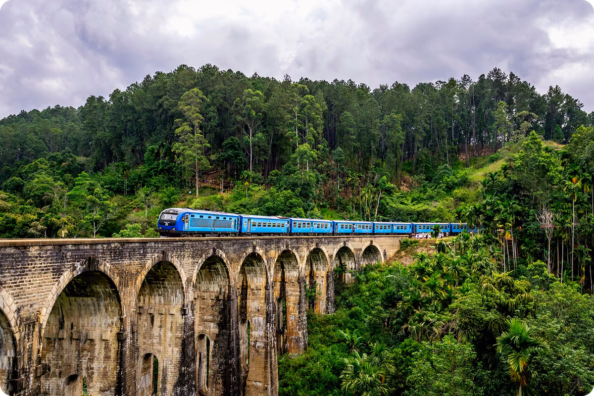 Tren cruzando el puente de los Nueve Arcos en Ella, Sri Lanka