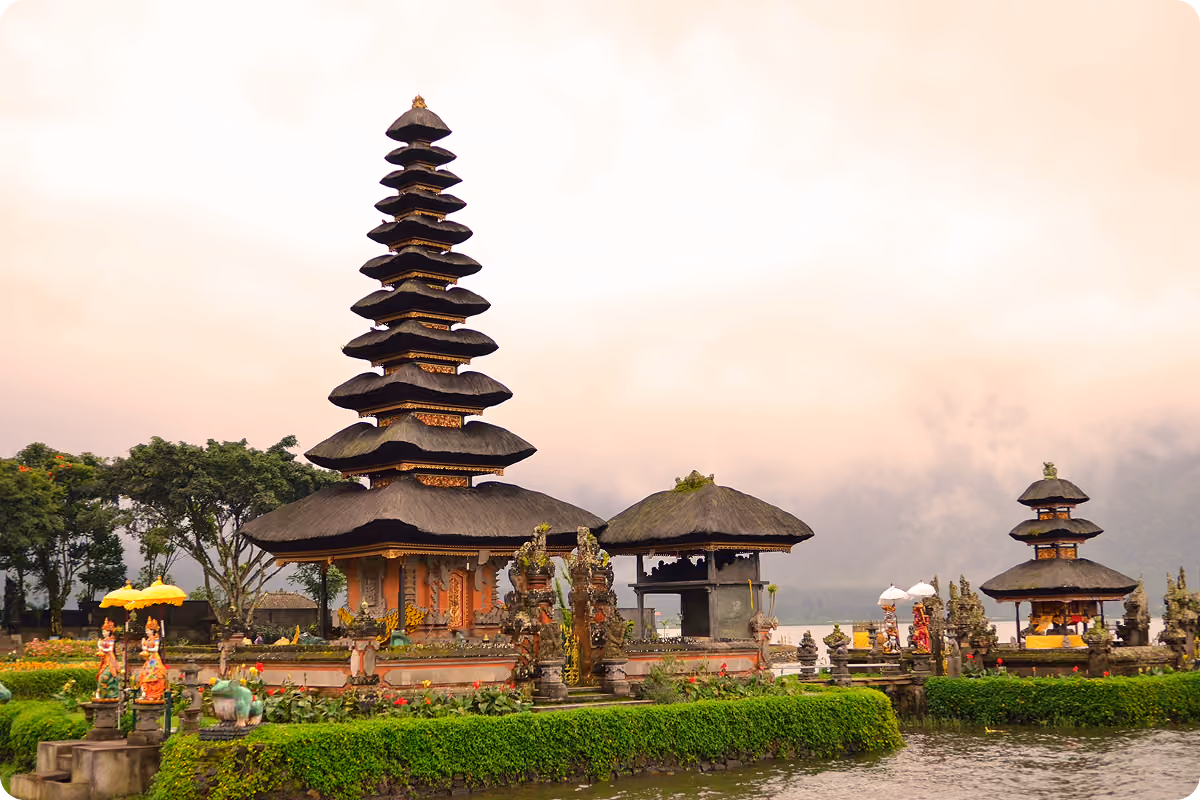 Templo Ulun Danu Beratan junto al lago en Bali, Indonesia