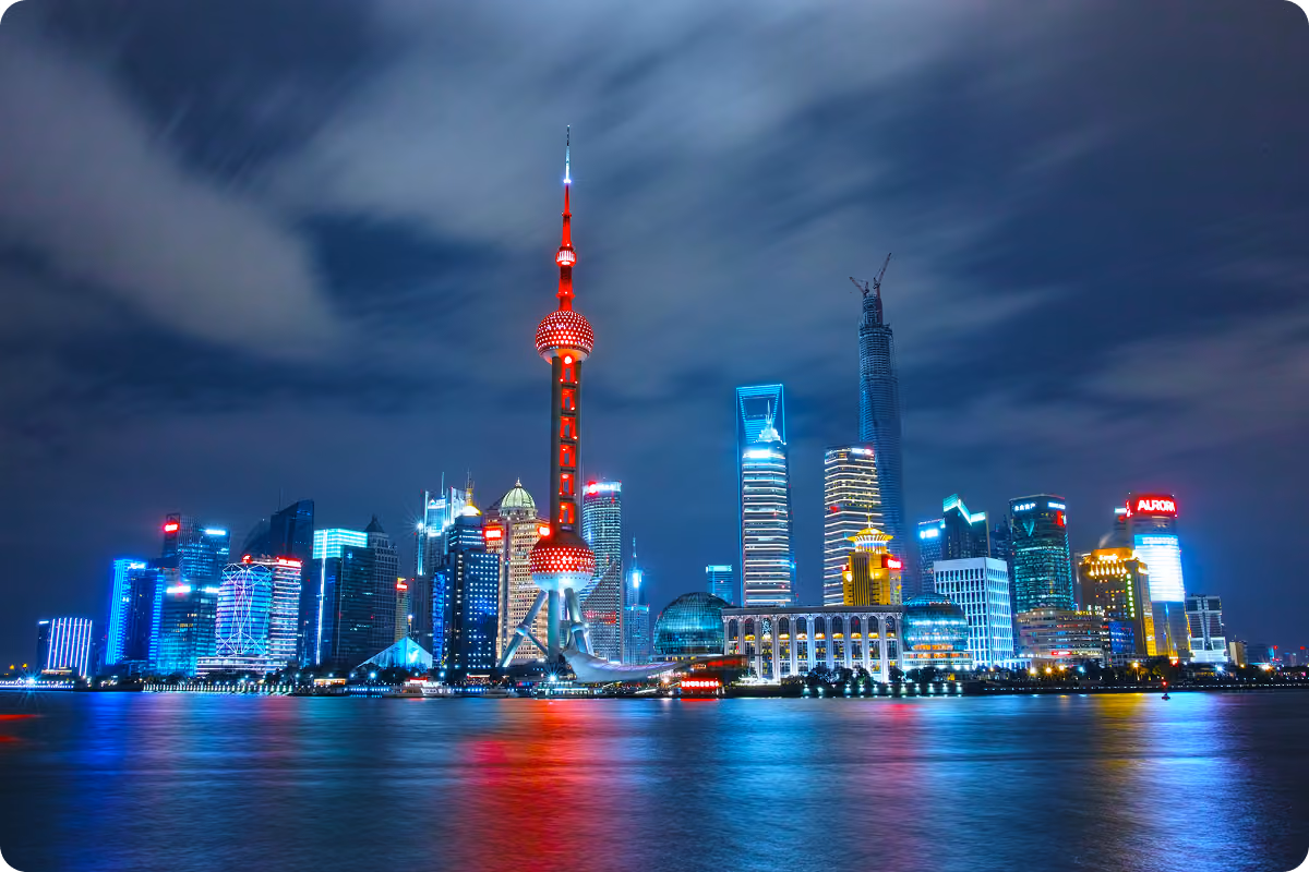 Perfil urbano de Shanghái iluminado por la noche