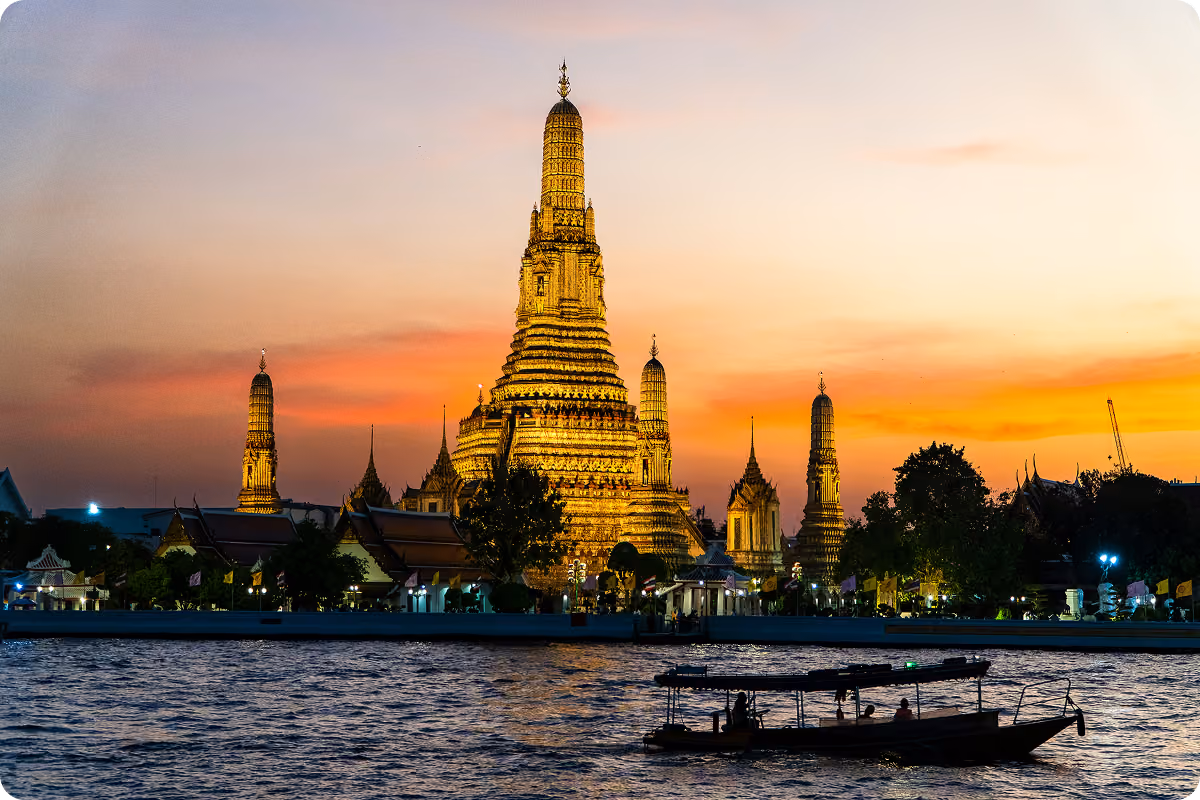 Wat Arun al atardecer junto al río Chao Phraya en Bangkok