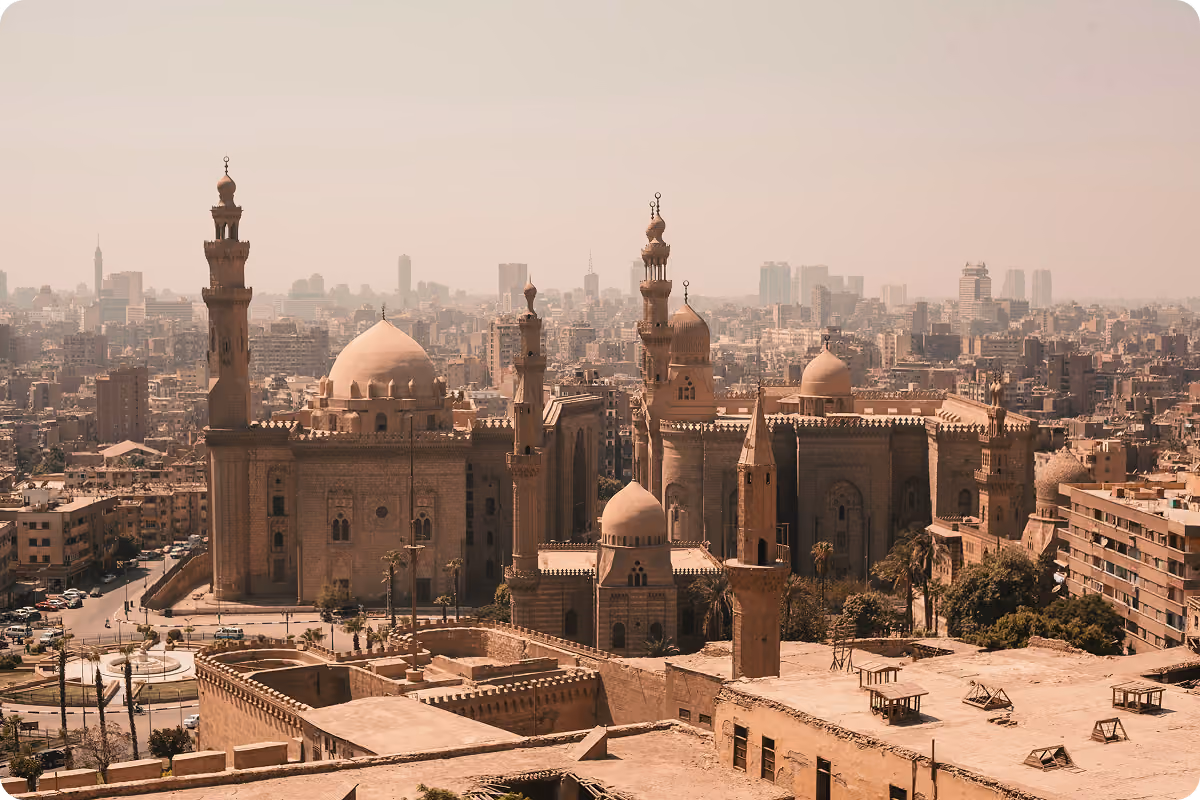 Vista aérea de mezquitas históricas y edificios en El Cairo
