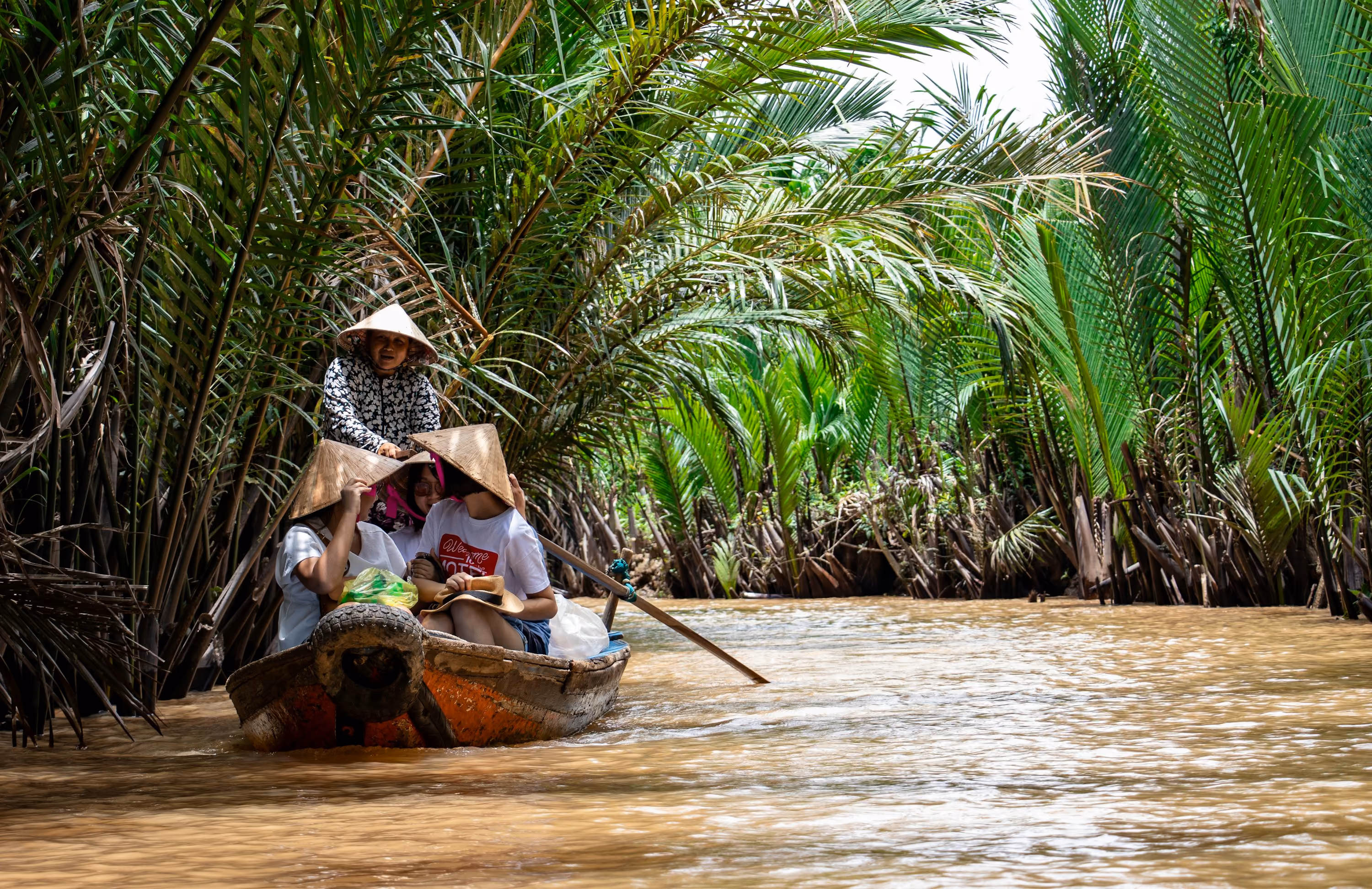 Grupo navegando en canoa por el delta del Mekong, Vietnam