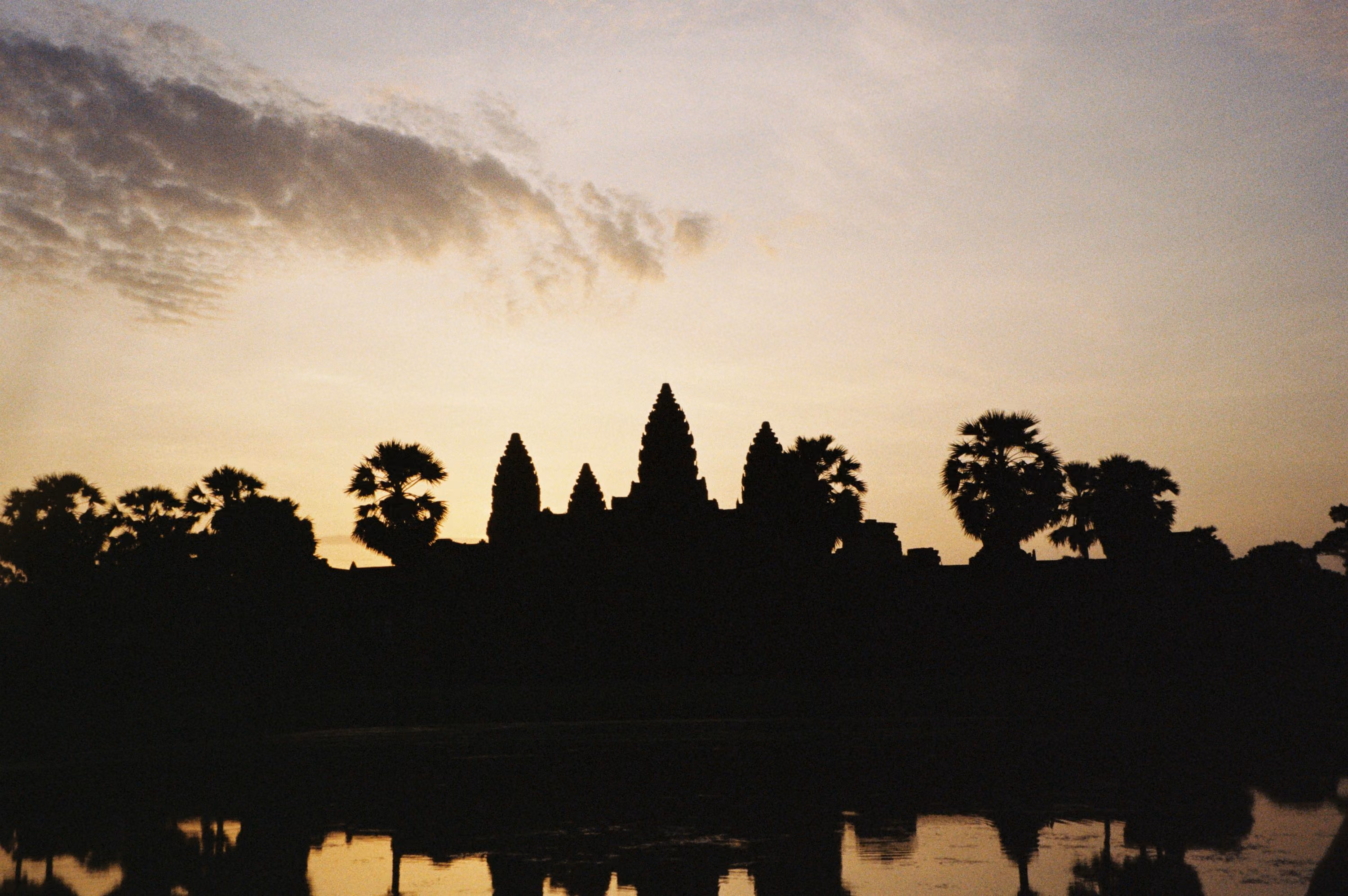 Silueta del templo de Angkor Wat al amanecer, Camboya
