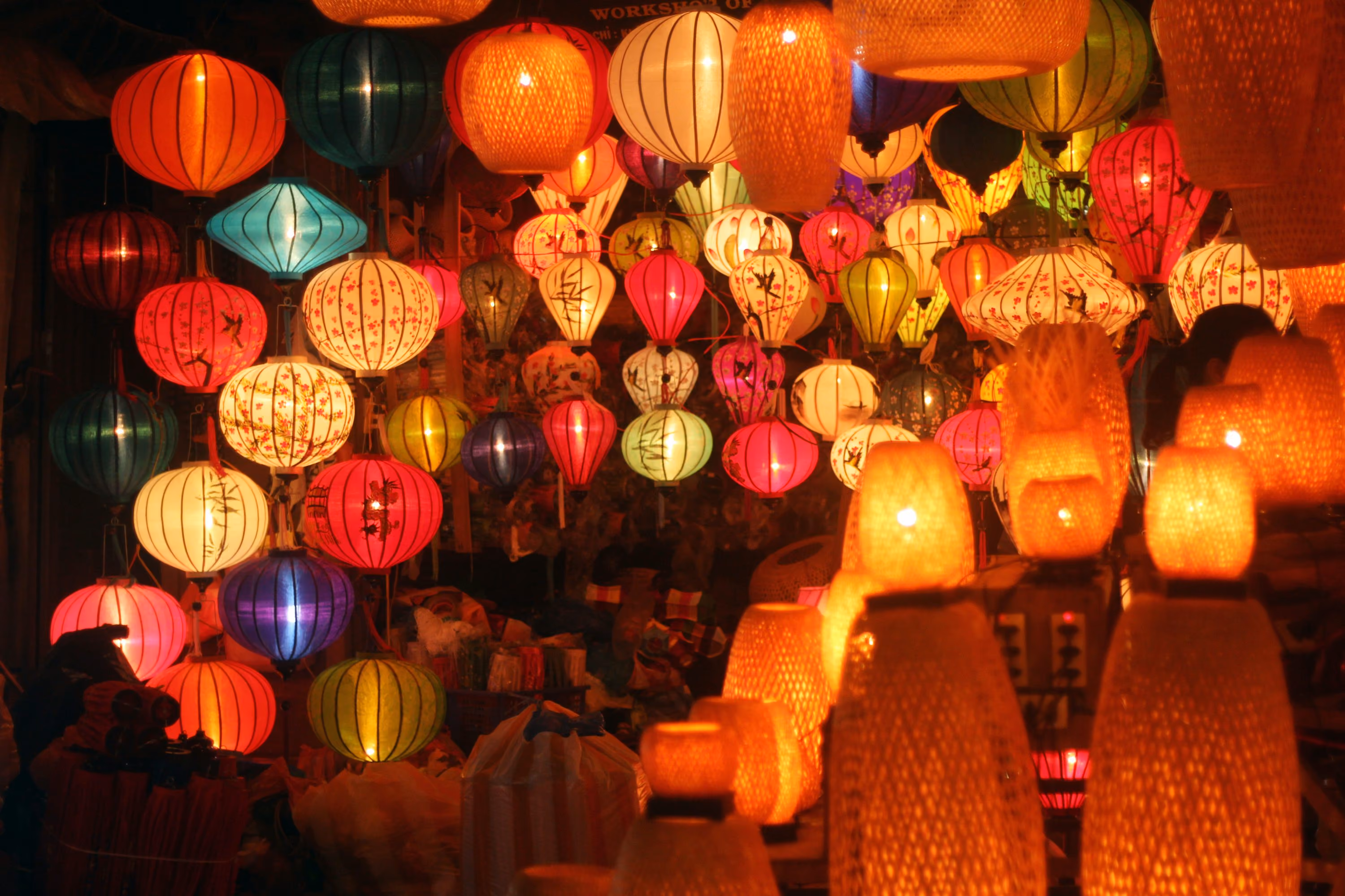 Farolillos tradicionales iluminados en el casco antiguo de Hoi An, Vietnam