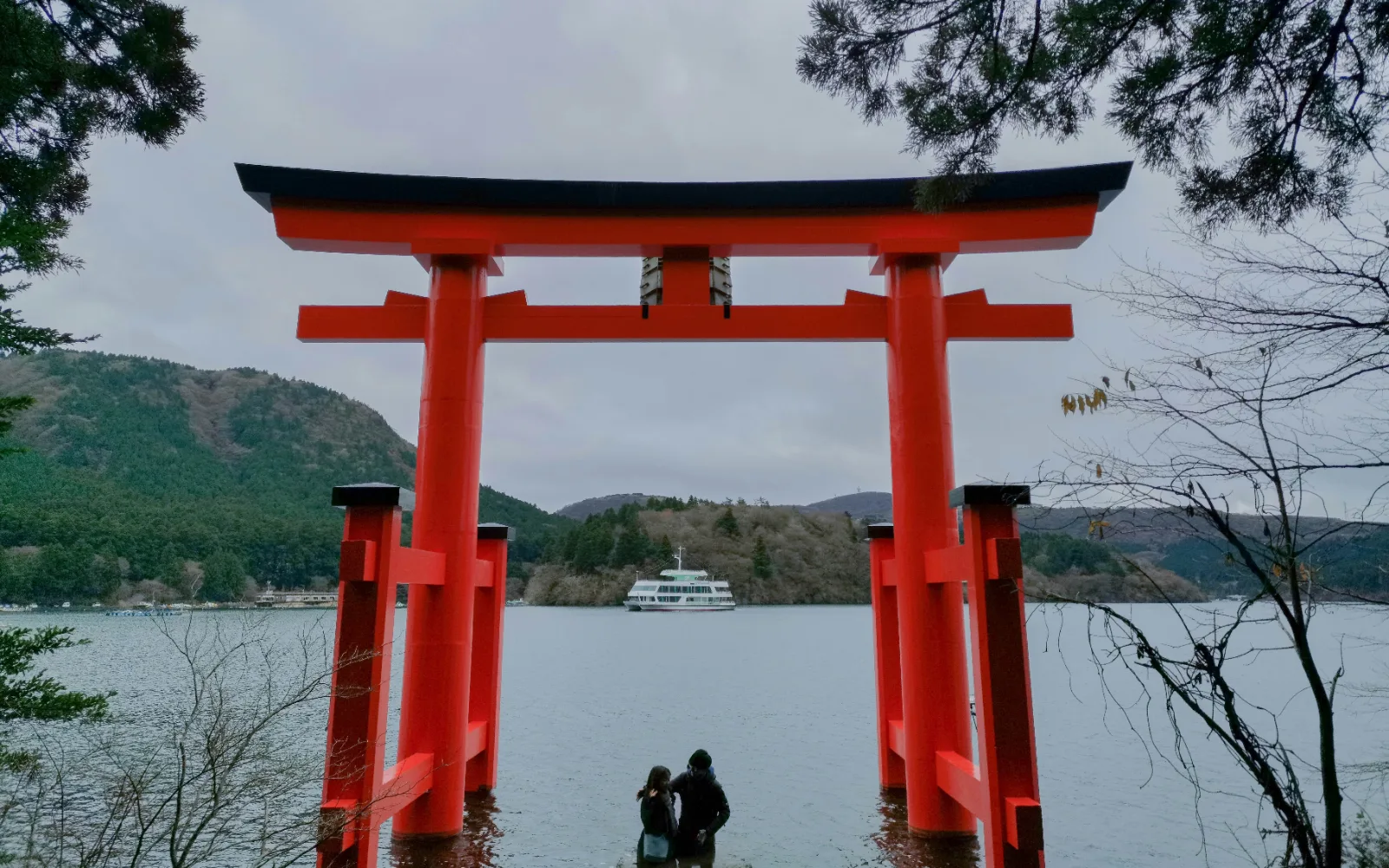 Paisaje volcánico y lago junto a las montañas de Hakone, Japón