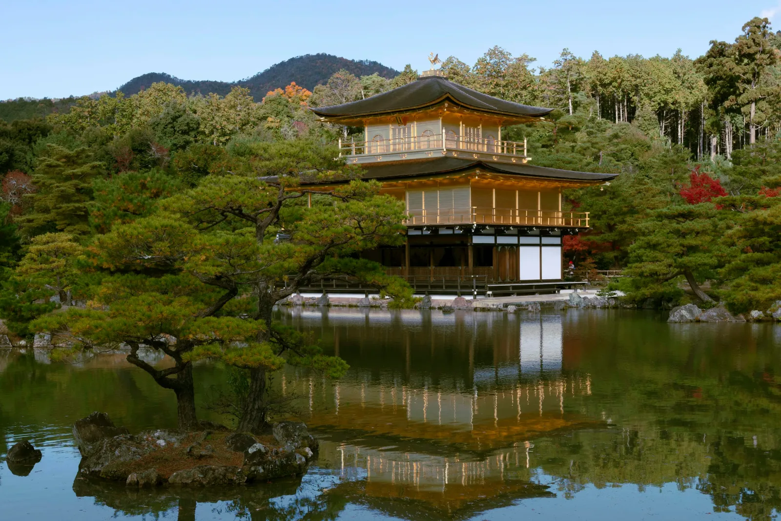 Pabellón dorado de Kinkaku-ji reflejado en el agua, Kioto