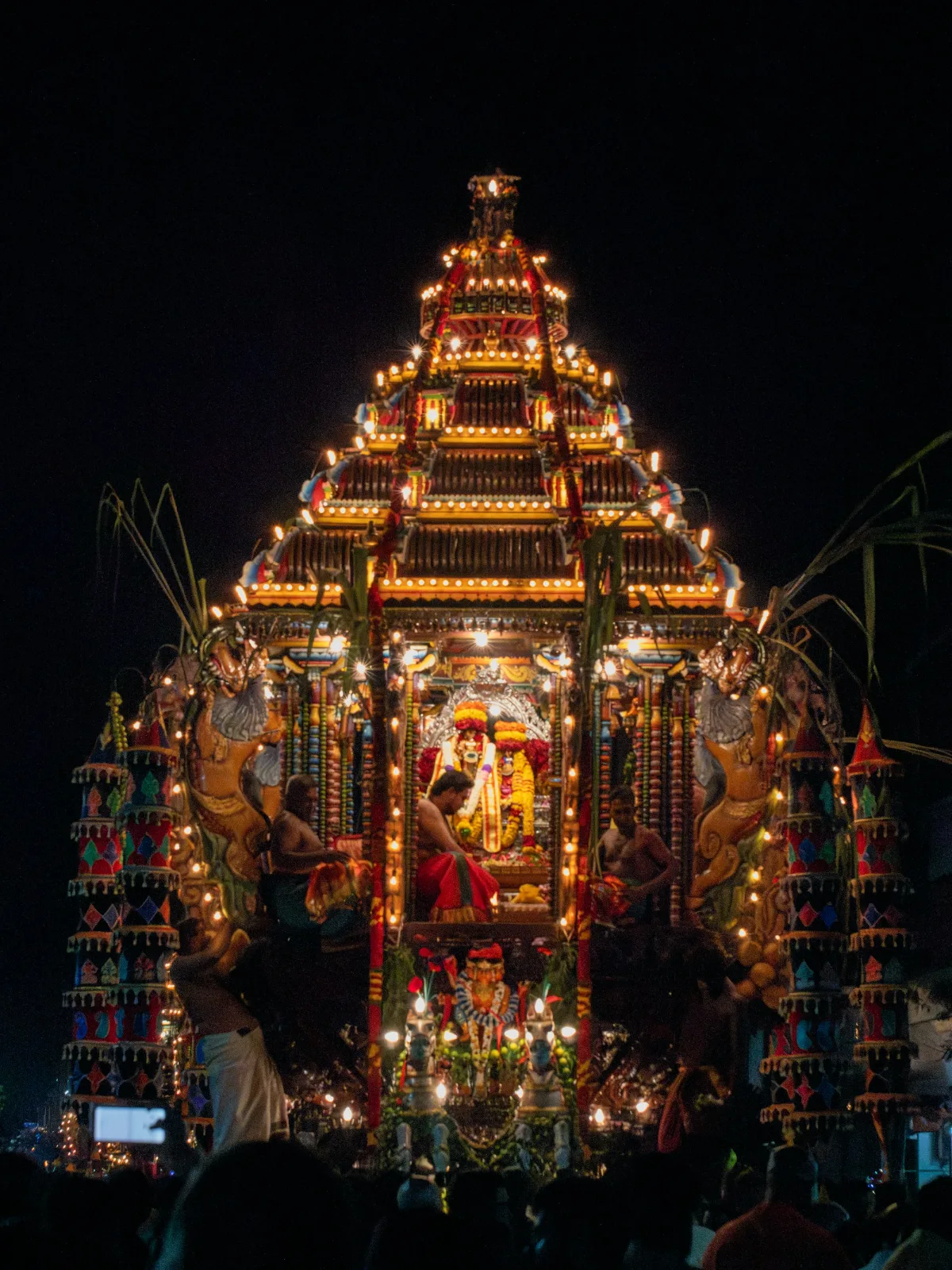Carroza iluminada durante el Esala Perahera en Kandy
