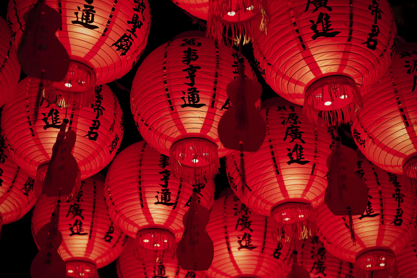 Farolillos rojos tradicionales encendidos durante el Festival del Medio Otoño en China