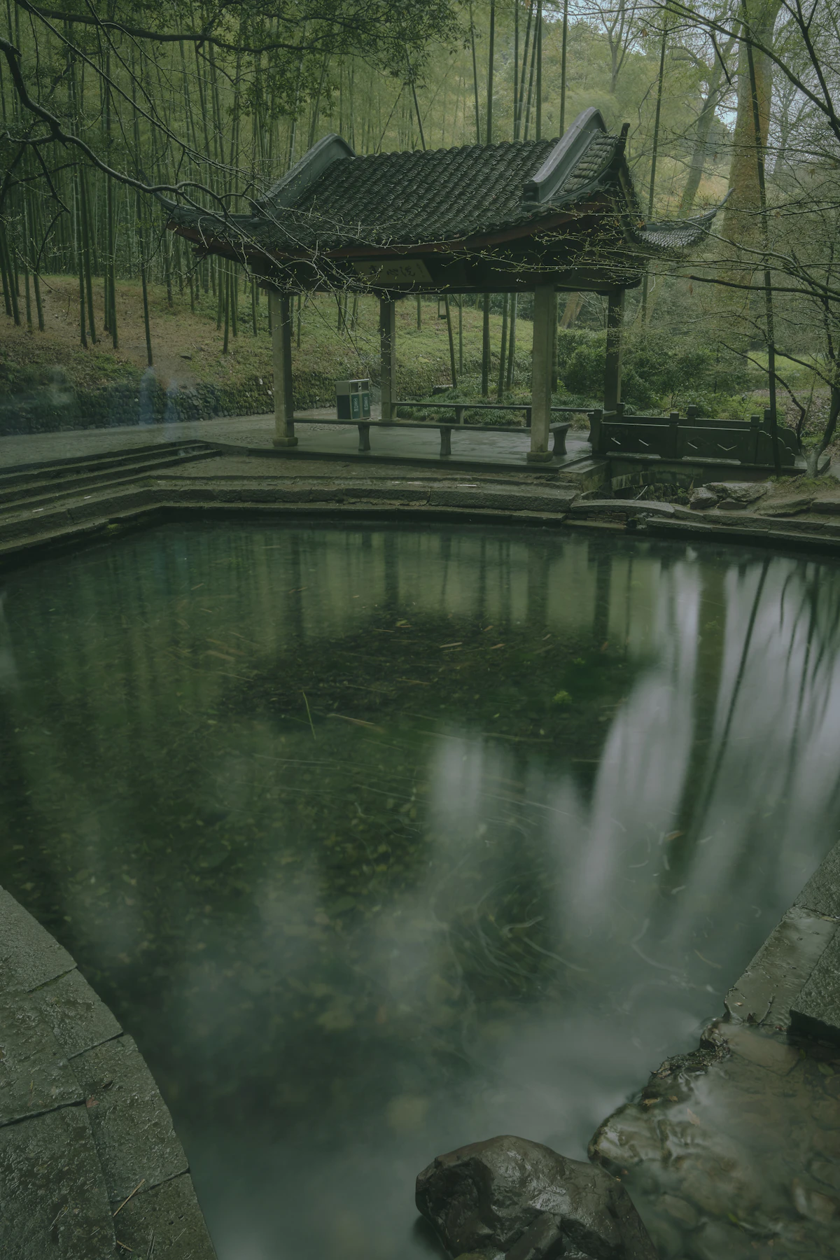 Pabellón tradicional chino junto a un lago en Hangzhou durante el Festival del Medio Otoño