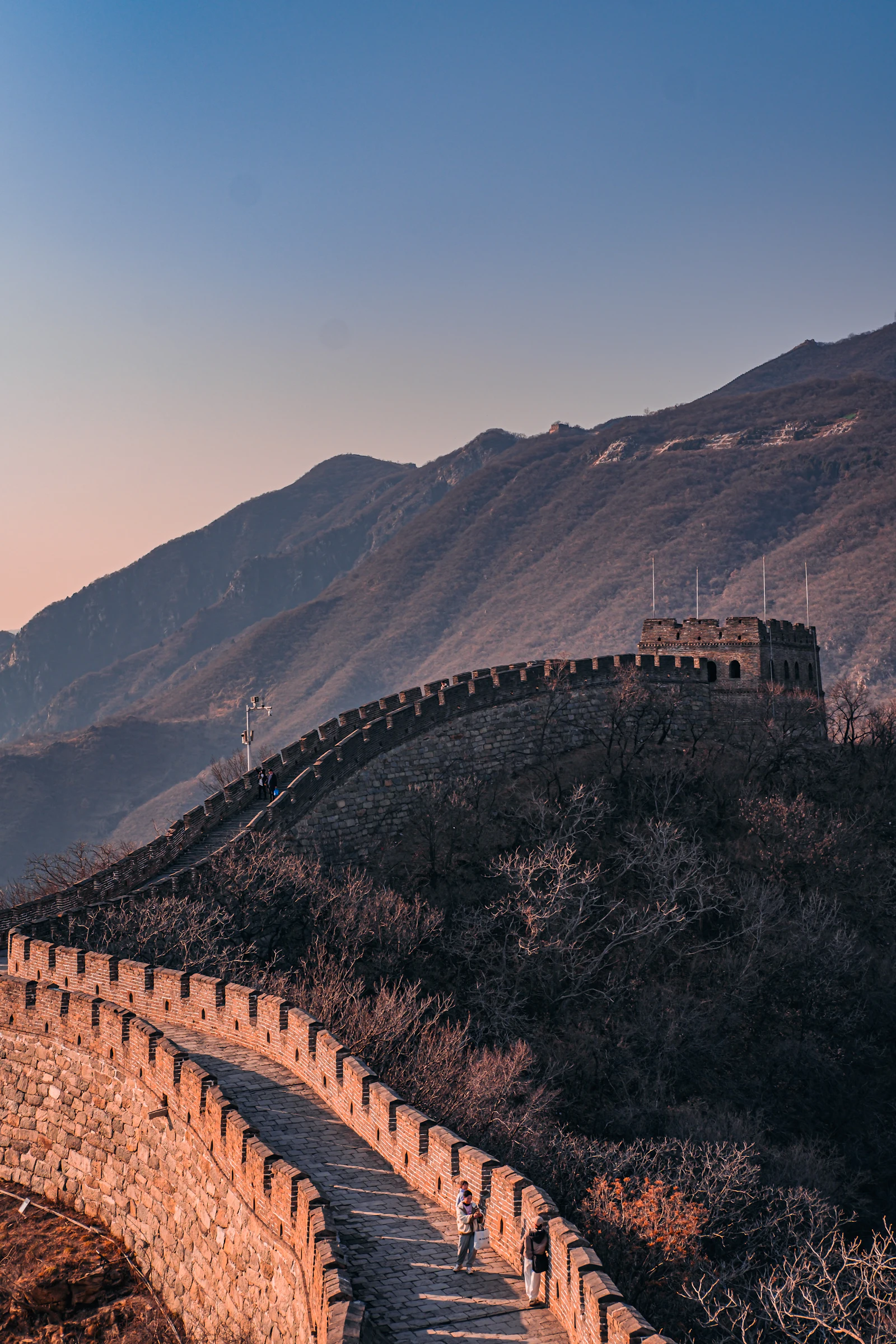 Vista de la Gran Muralla China en el tramo de Mutianyu con visitantes caminando por las almenas