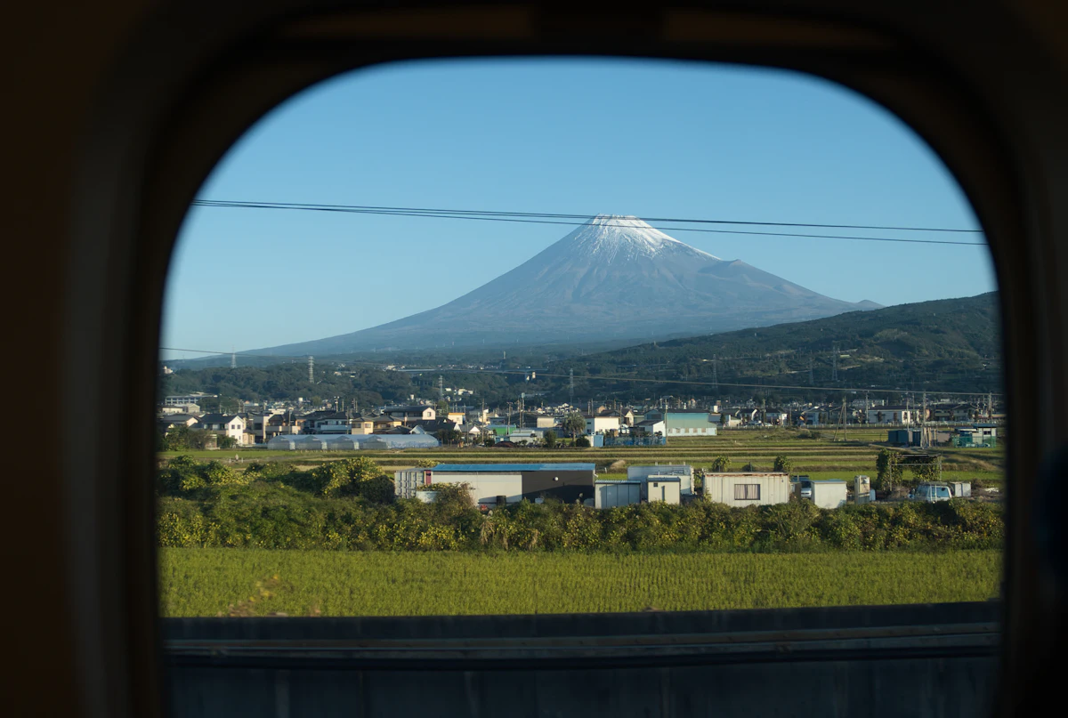 Vista de montaña desde la ventana de un tren en Japón