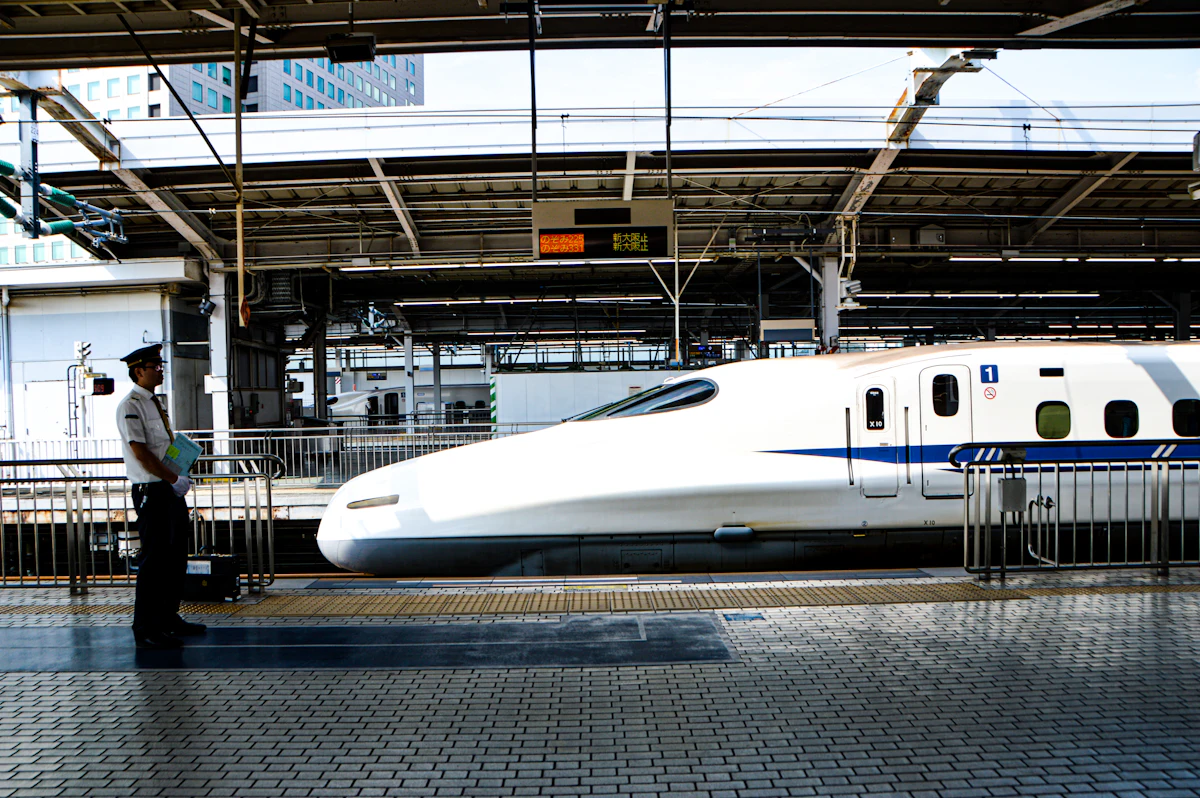 Tren bala blanco Shinkansen parado en una estación de Japón