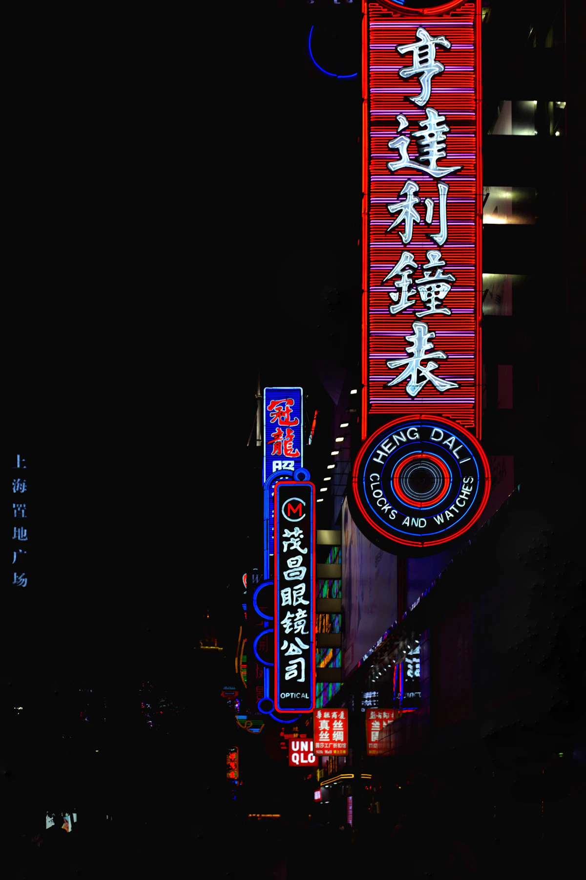 Calle de Huangpu, Shanghái, iluminada de noche con carteles de neón de comercios que aceptan pago móvil