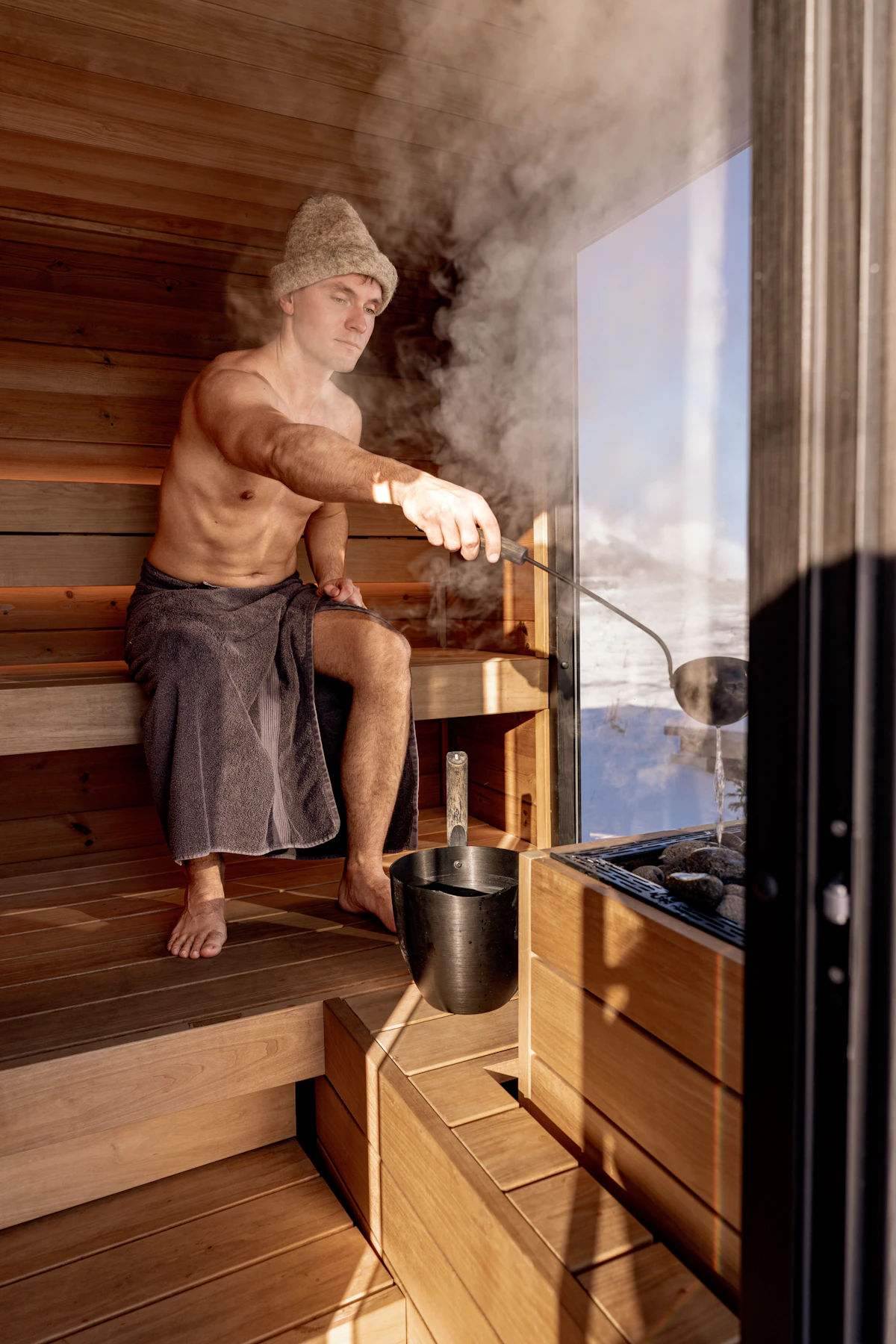 Hombre disfrutando del calor y el vapor de una sauna, parte de la experiencia de un jimjilbang en Corea