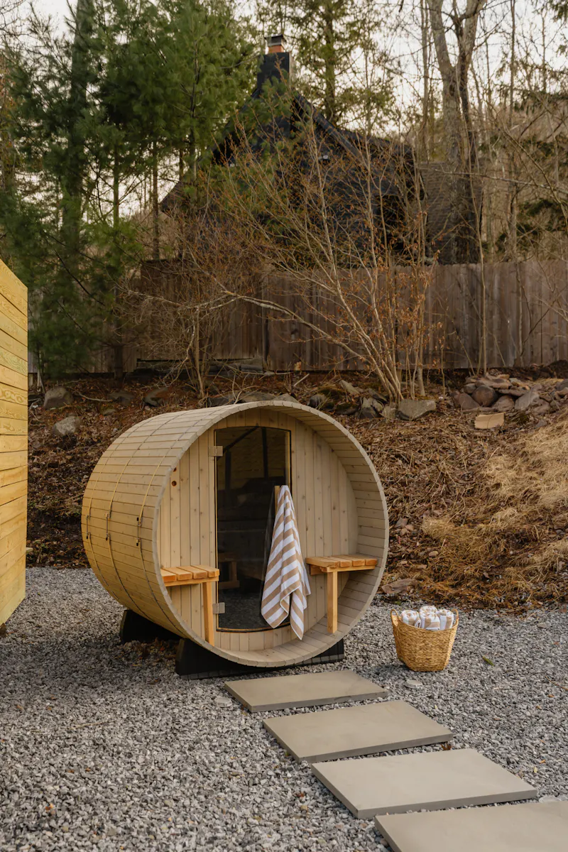 Sauna de madera tradicional lista para el ritual de relax en un jimjilbang coreano