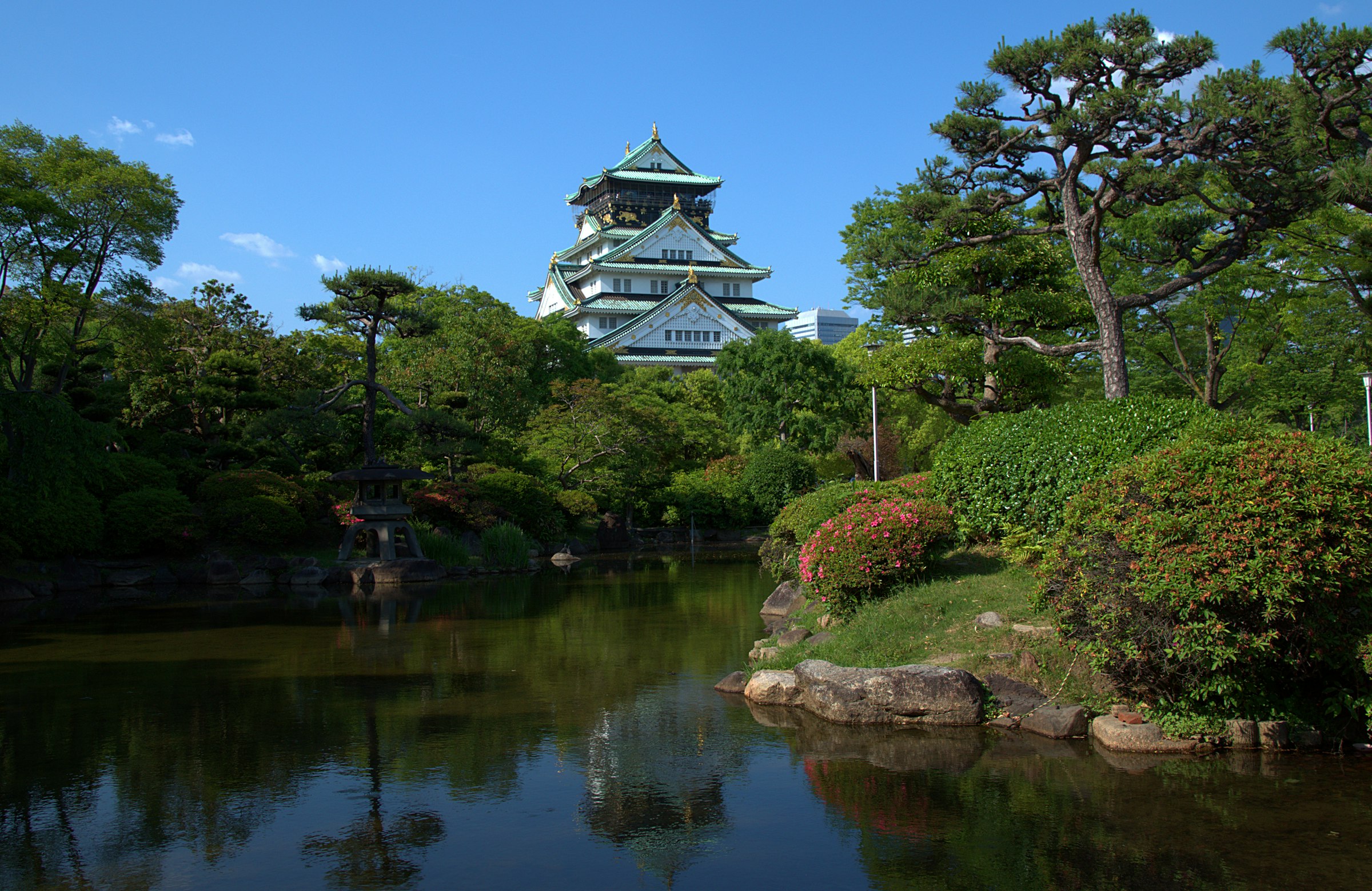 Castillo de Osaka reflejado en un estanque tranquilo, día libre en Osaka