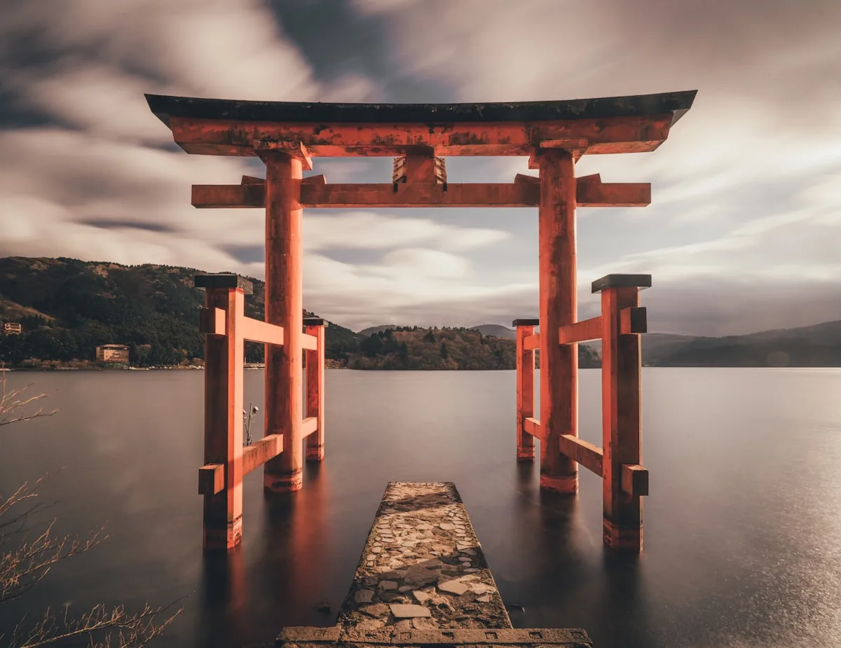 Vista del lago Ashi y el santuario Hakone con su Torii sobre el agua