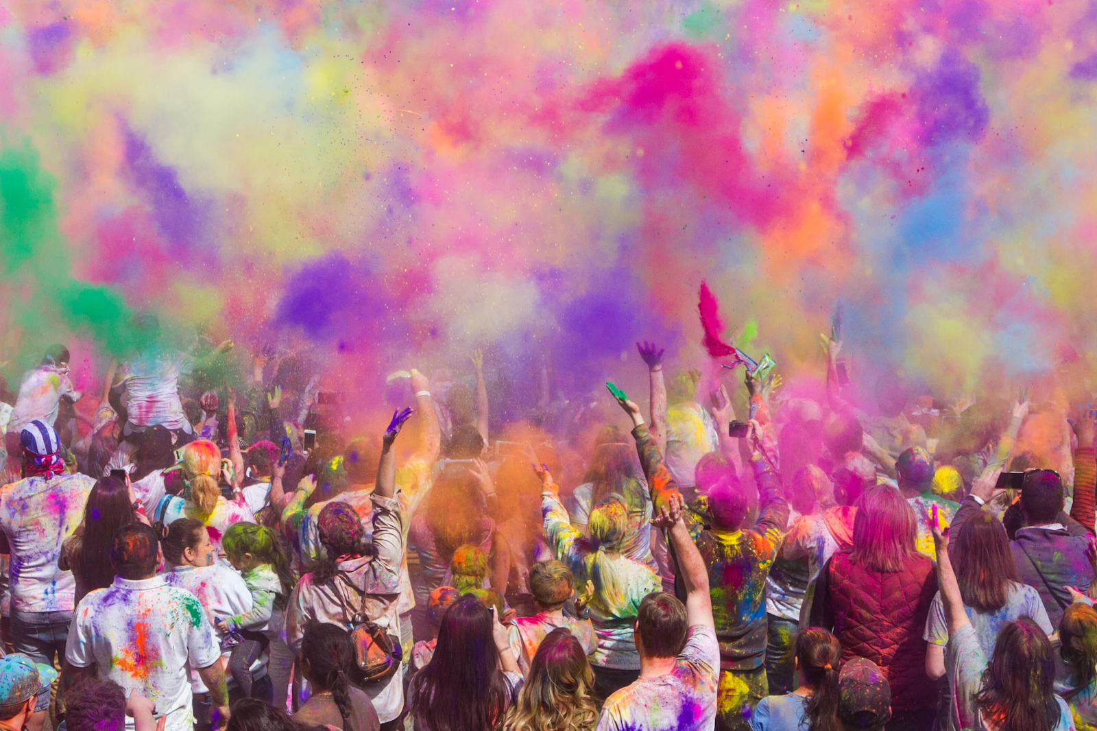 Festival de Holi en India, gente lanzando polvos de colores