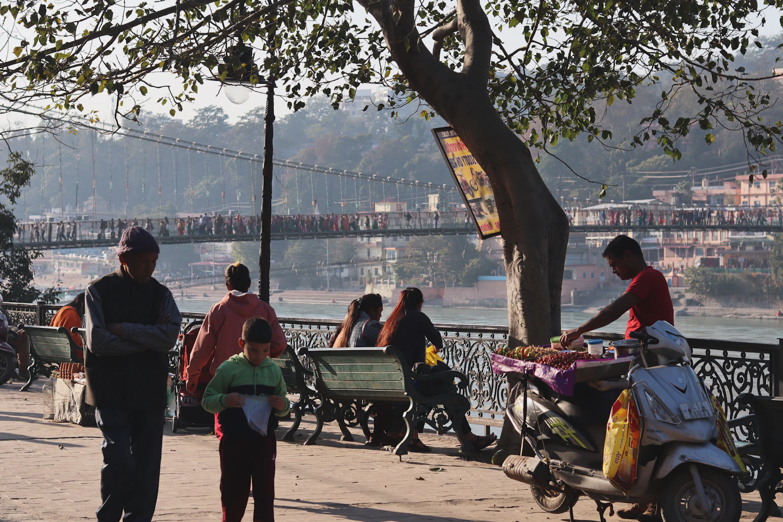 Puente colgante sobre el Ganges en Rishikesh, India