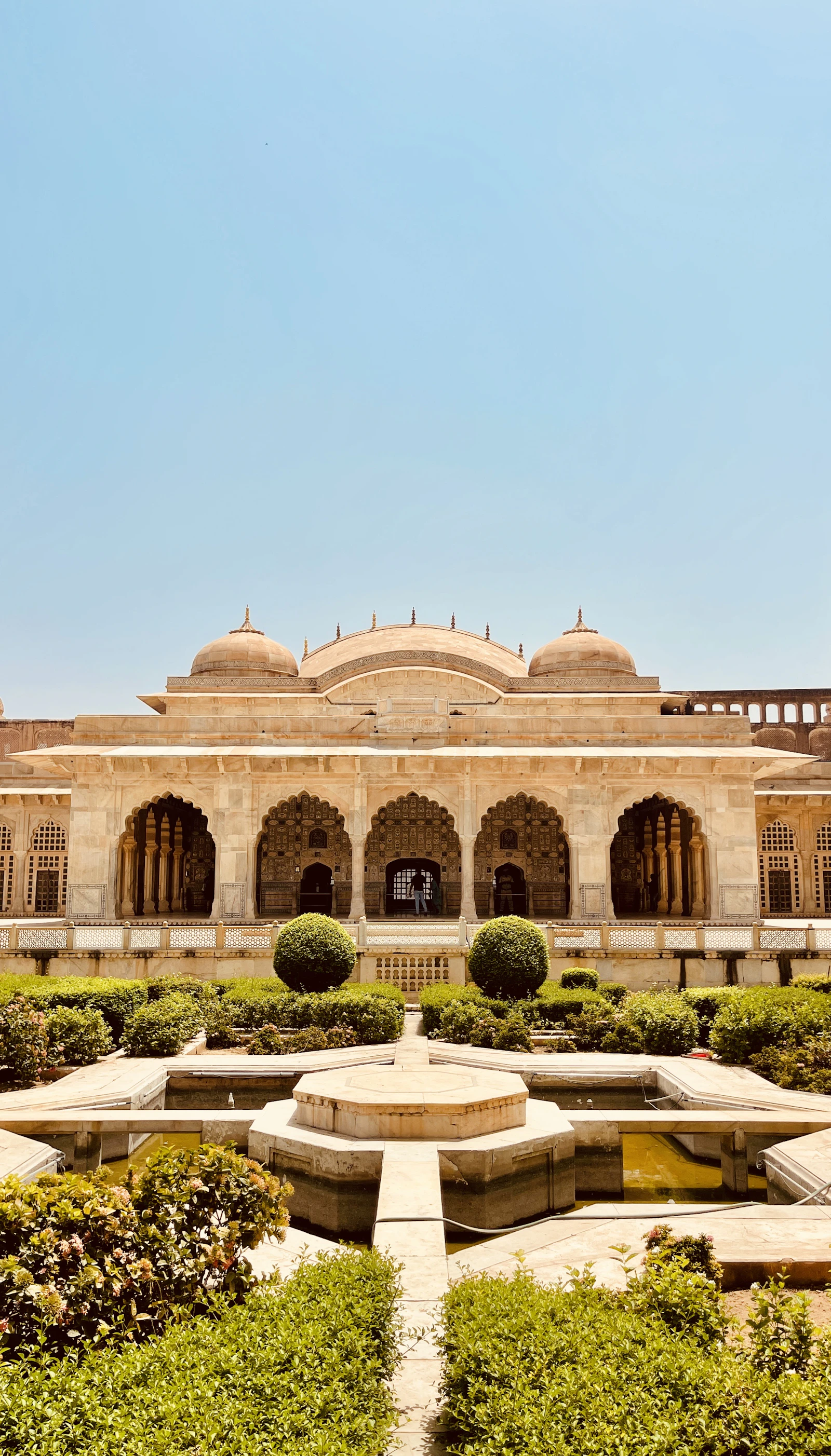 Patio y jardines del Fuerte Amber en Jaipur, India