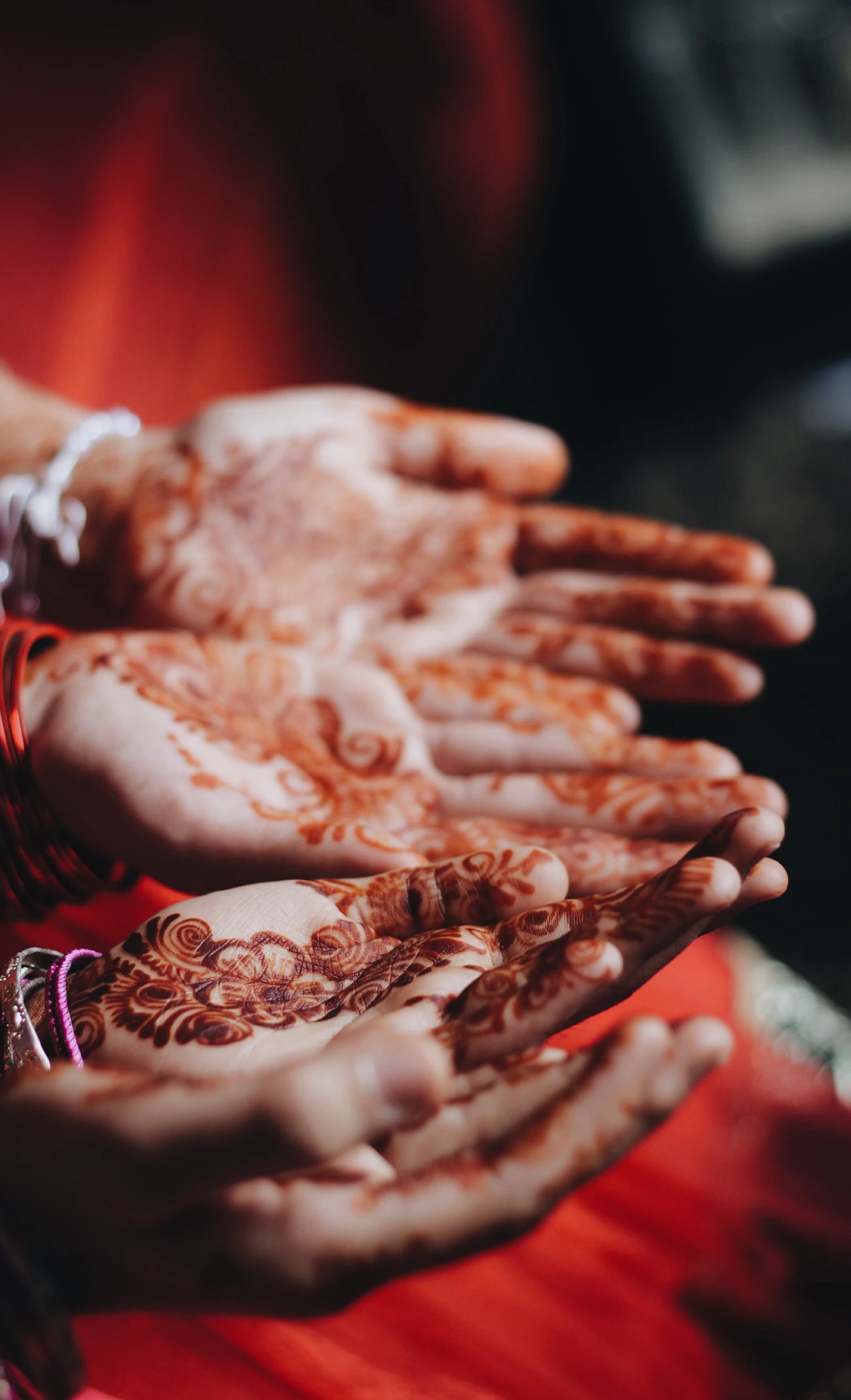 Manos decoradas con henna tradicional india