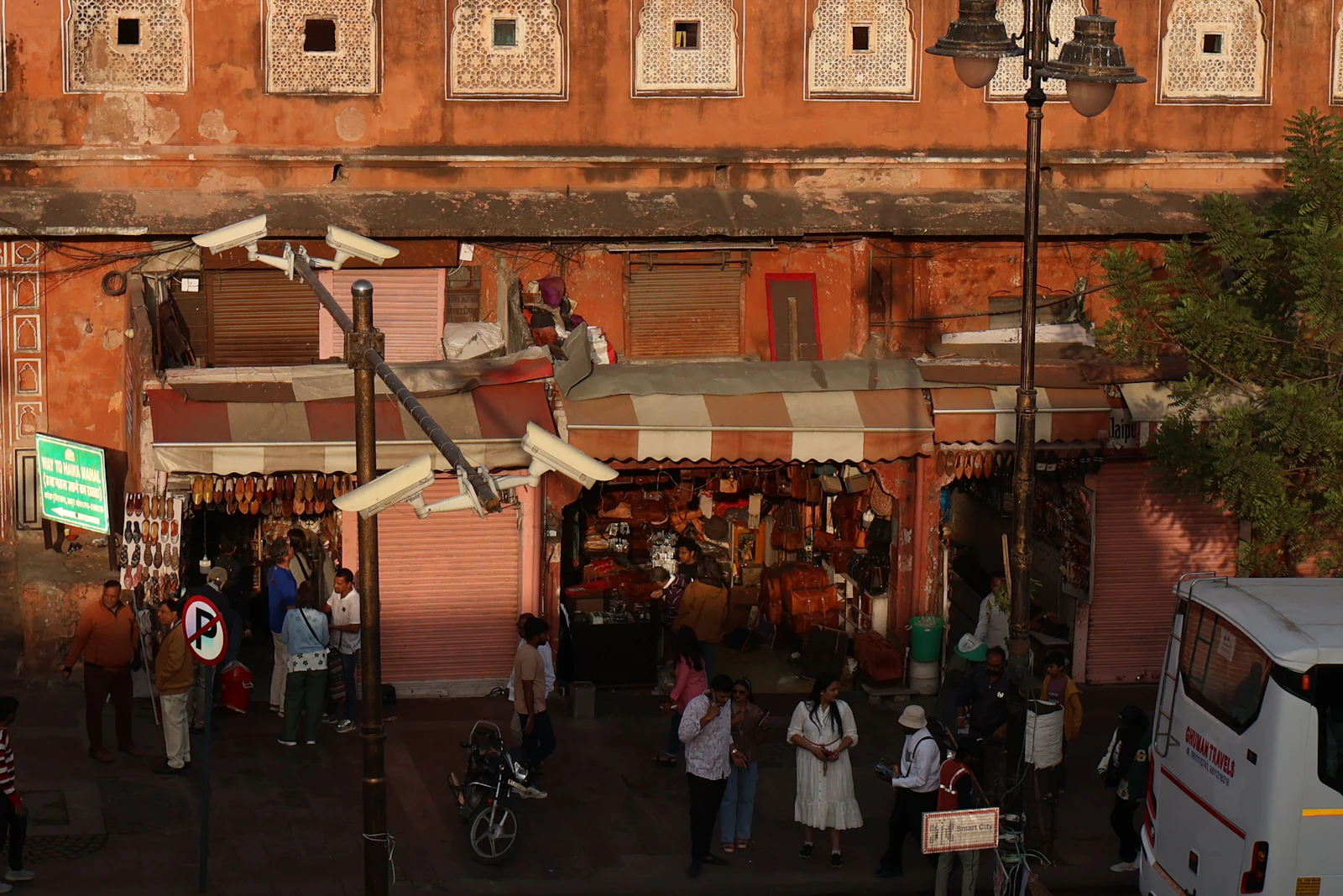 Entrada a un bazar concurrido en Jaipur, India