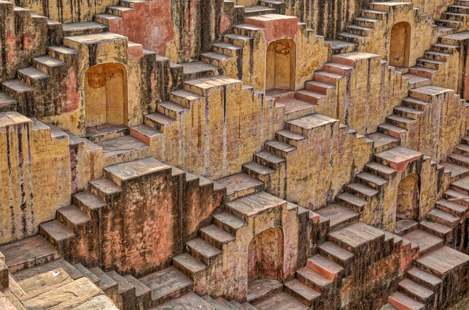 Pozo escalonado de Abhaneri, India
