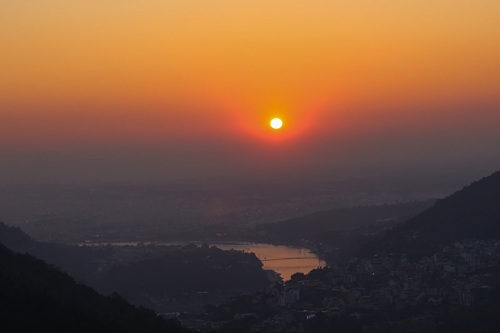 Atardecer sobre el valle del Ganges en Rishikesh, India