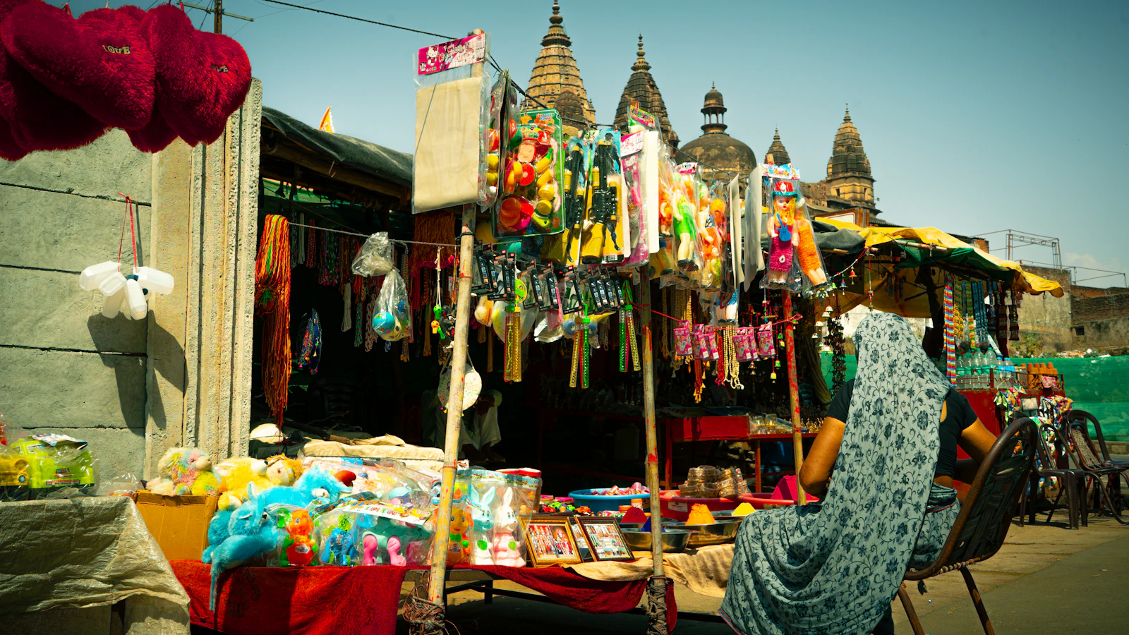 Puesto de mercado con recuerdos y artesanía colorida en la India