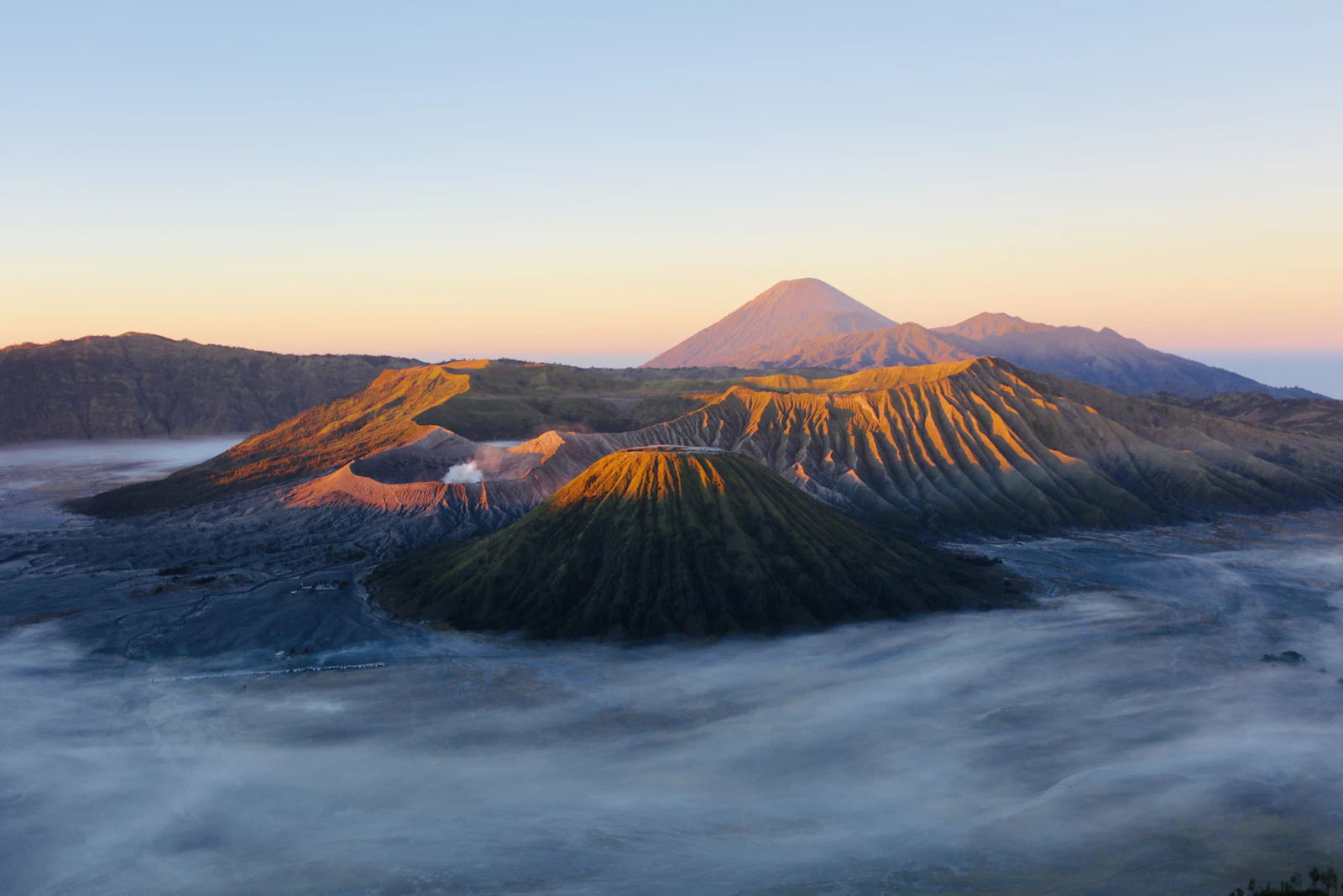 Amanecer sobre el volcán Bromo entre el mar de nubes, Java, Indonesia