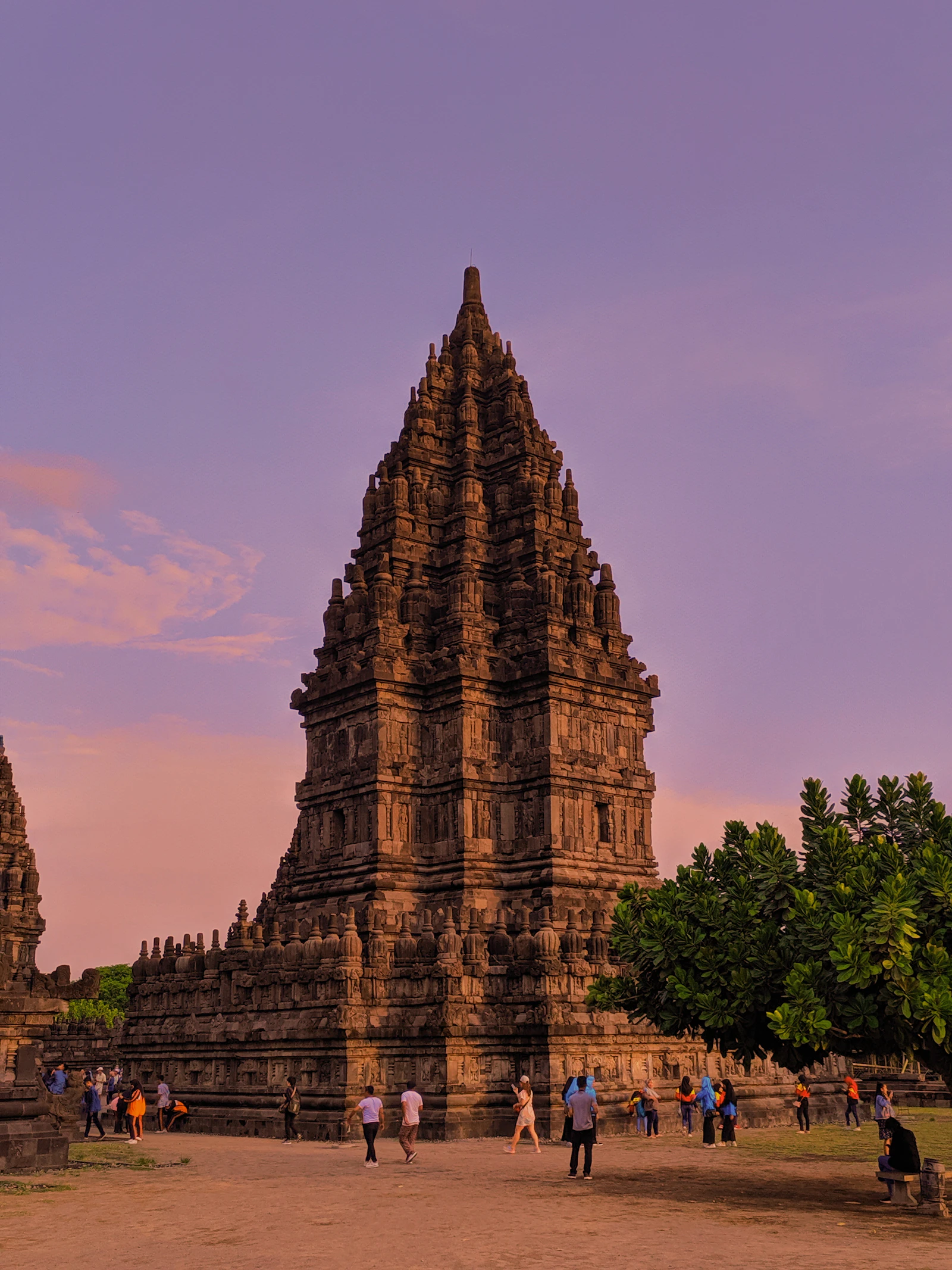 Templo de Prambanan al atardecer, Java, Indonesia