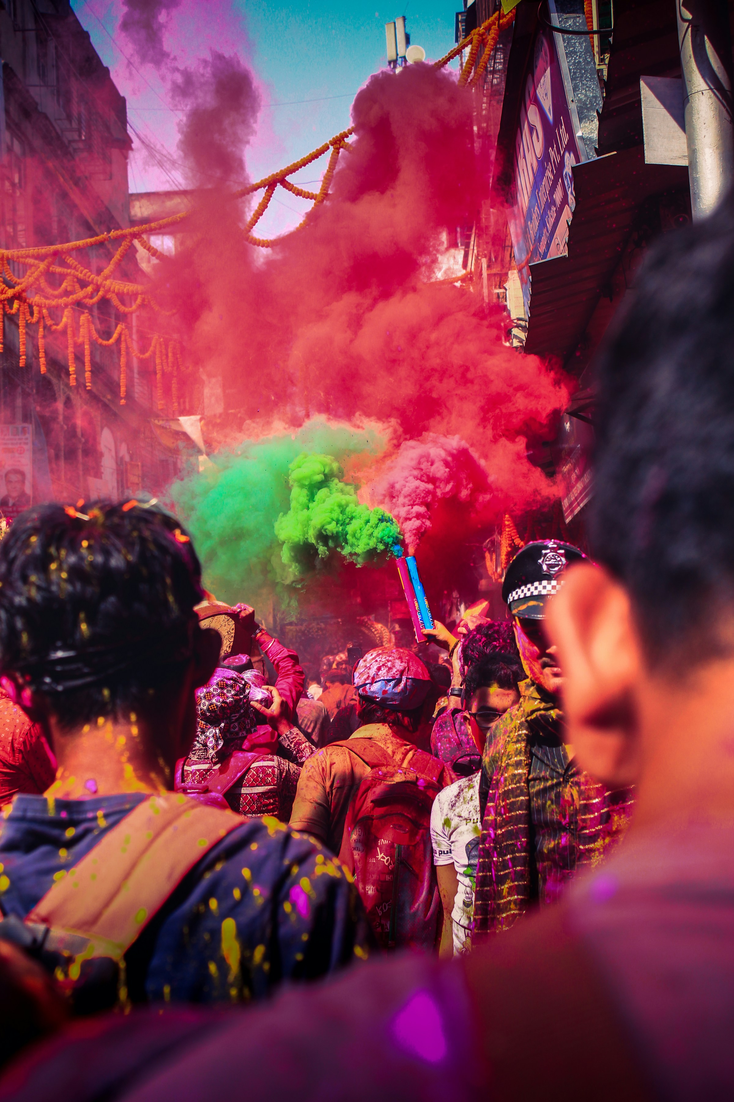 Grupo de personas celebrando el Festival de Holi cubiertas de polvos de colores en la India