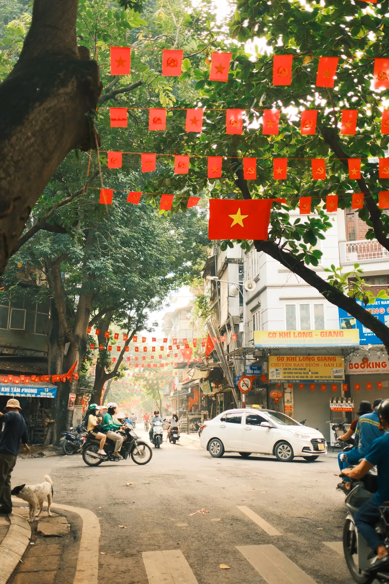Calle con banderas rojas en Hanoí, Vietnam
