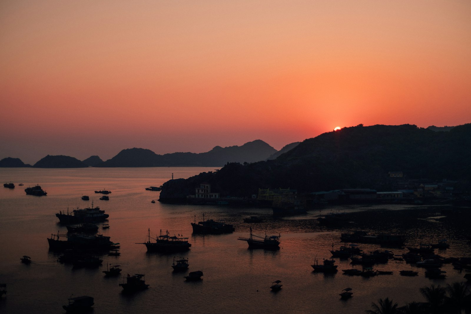Barco navegando junto a los islotes de la Bahía de Halong, Vietnam