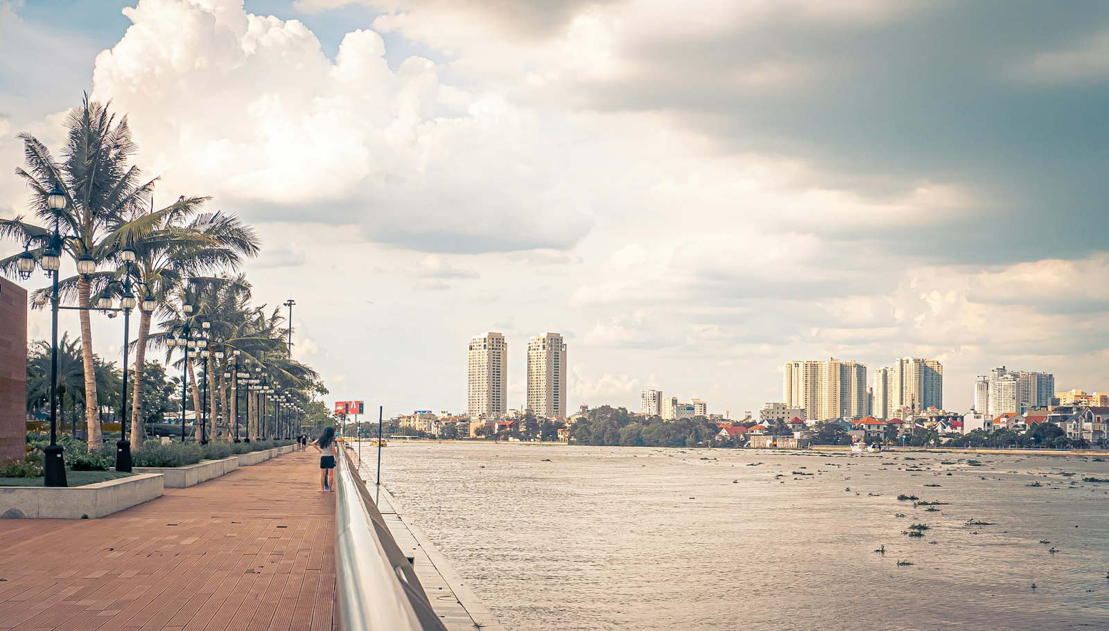 Horizonte de Ho Chi Minh (Saigón) junto al río, Vietnam