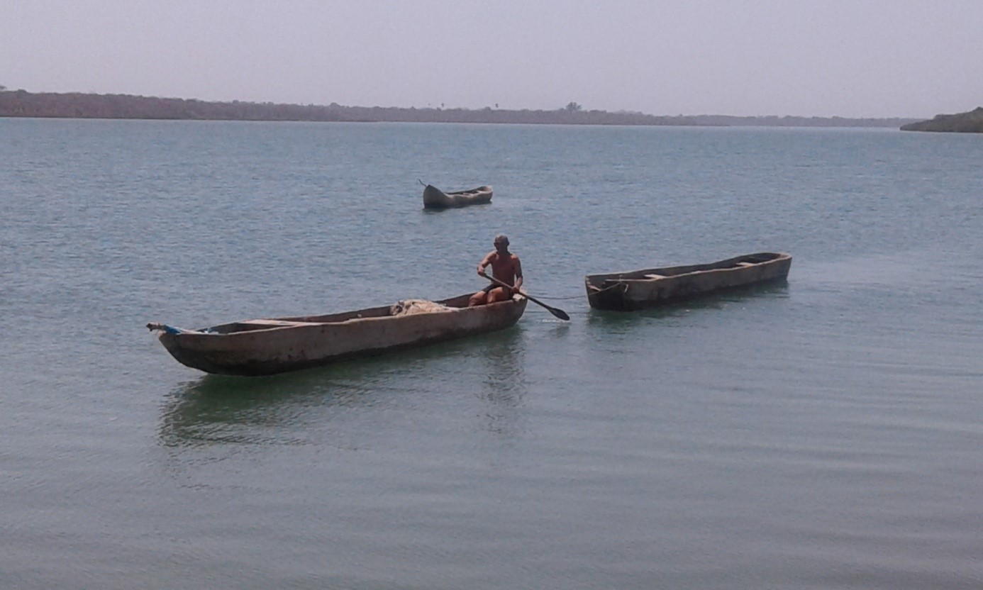 Piragua tradicional en un río de Guinea-Bissau