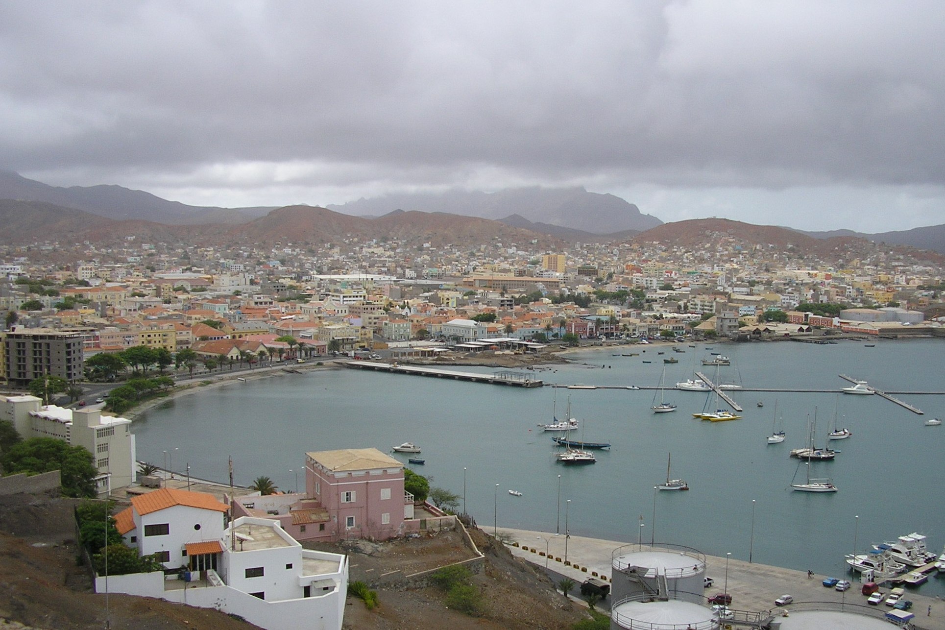 Vista de la bahía y la ciudad de Mindelo, isla de São Vicente, Cabo Verde